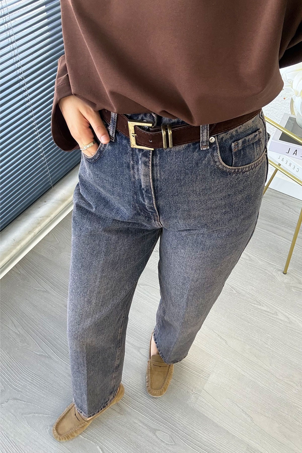 MELEK ARAZ Premium Mom Kesim Kemerli Kadın Jean Pantolon - Kahverengi görsel 2