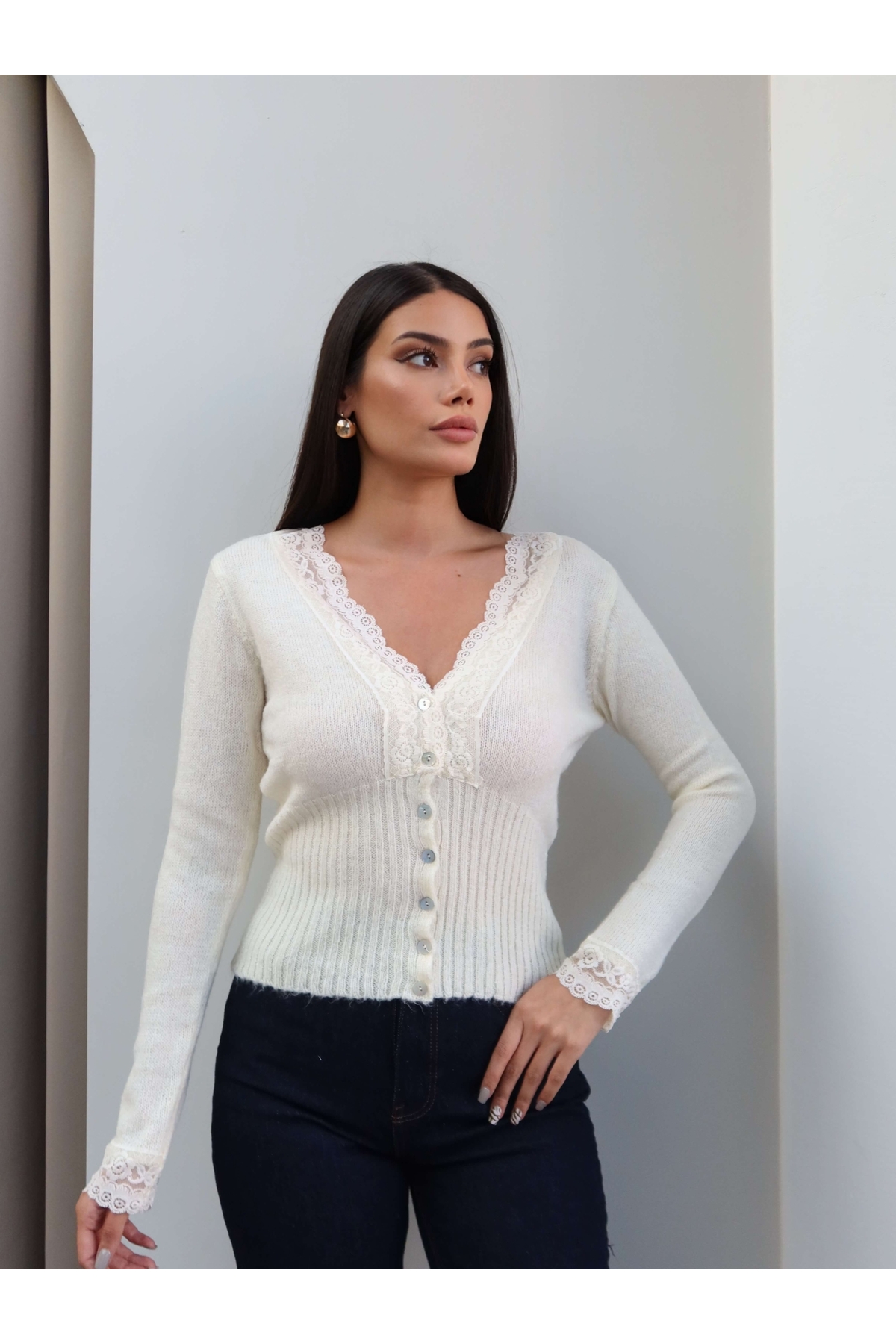 ESRAHELVACI V Yaka Dantelli Triko Hırka görsel 2
