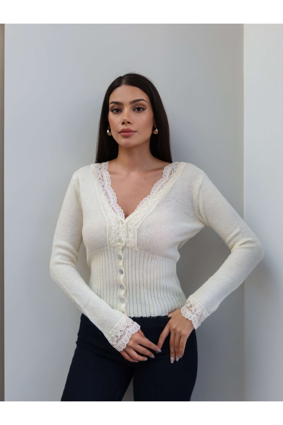 ESRAHELVACI V Yaka Dantelli Triko Hırka görsel 4