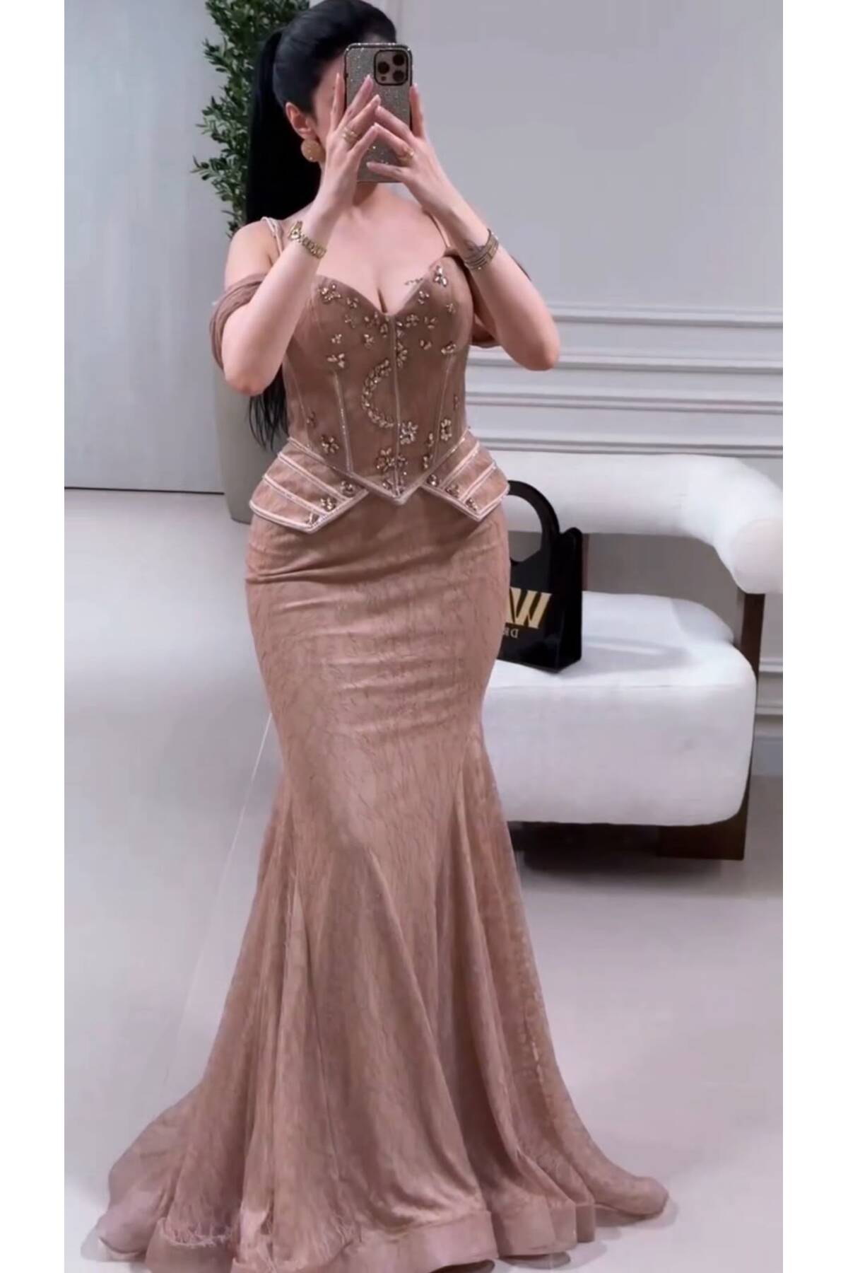 فستان سهرة فاخر بتصميم ملكي راقي