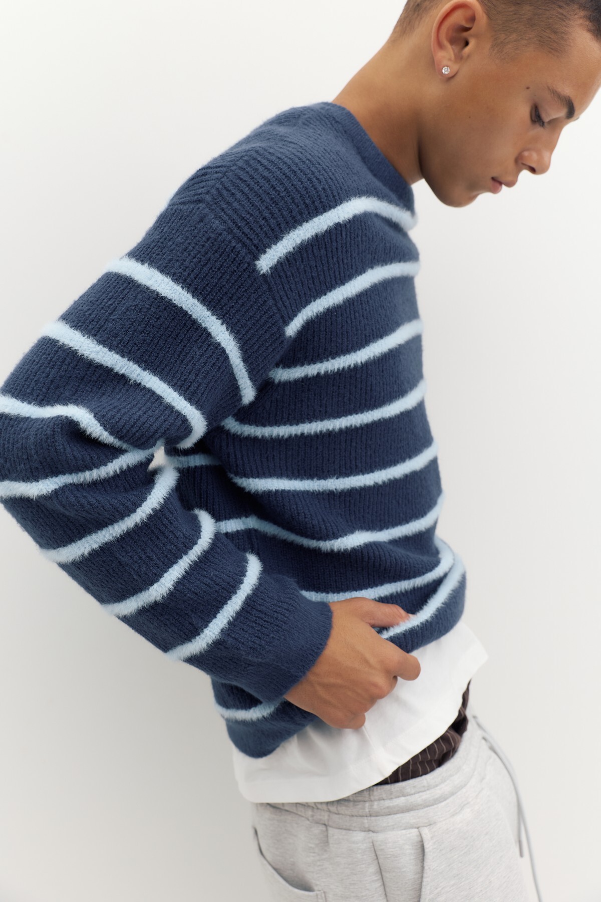 Pull & Bear Çizgili işlemeli kazak görsel 7