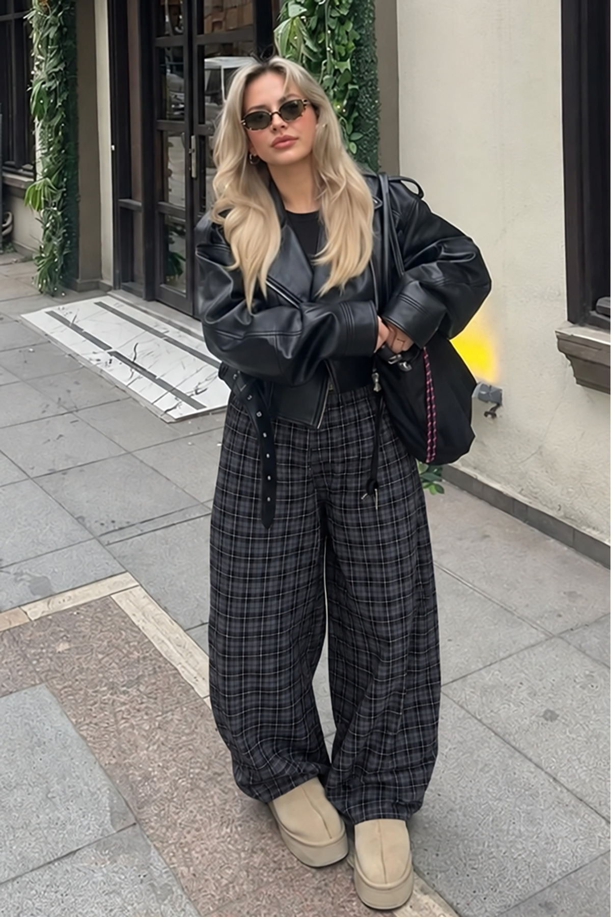 Butik Kadın Ekose Desenli Bol Kesim Paçası Lastikli Pantolon NNS026