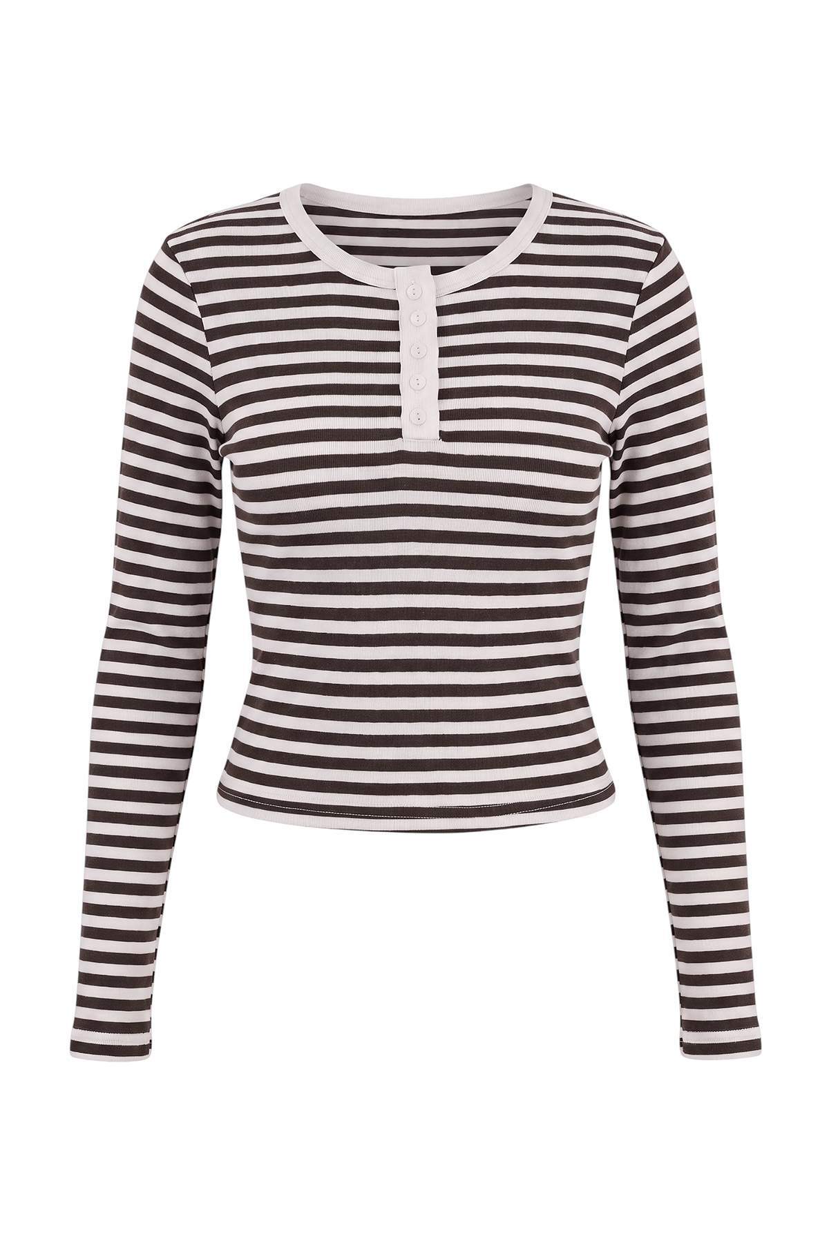 Trendyolmilla Kahverengi Çizgili Fitted Bisiklet Yaka Düğmeli Crop Yumuşak Örme Bluz TWOAW27BZ00172