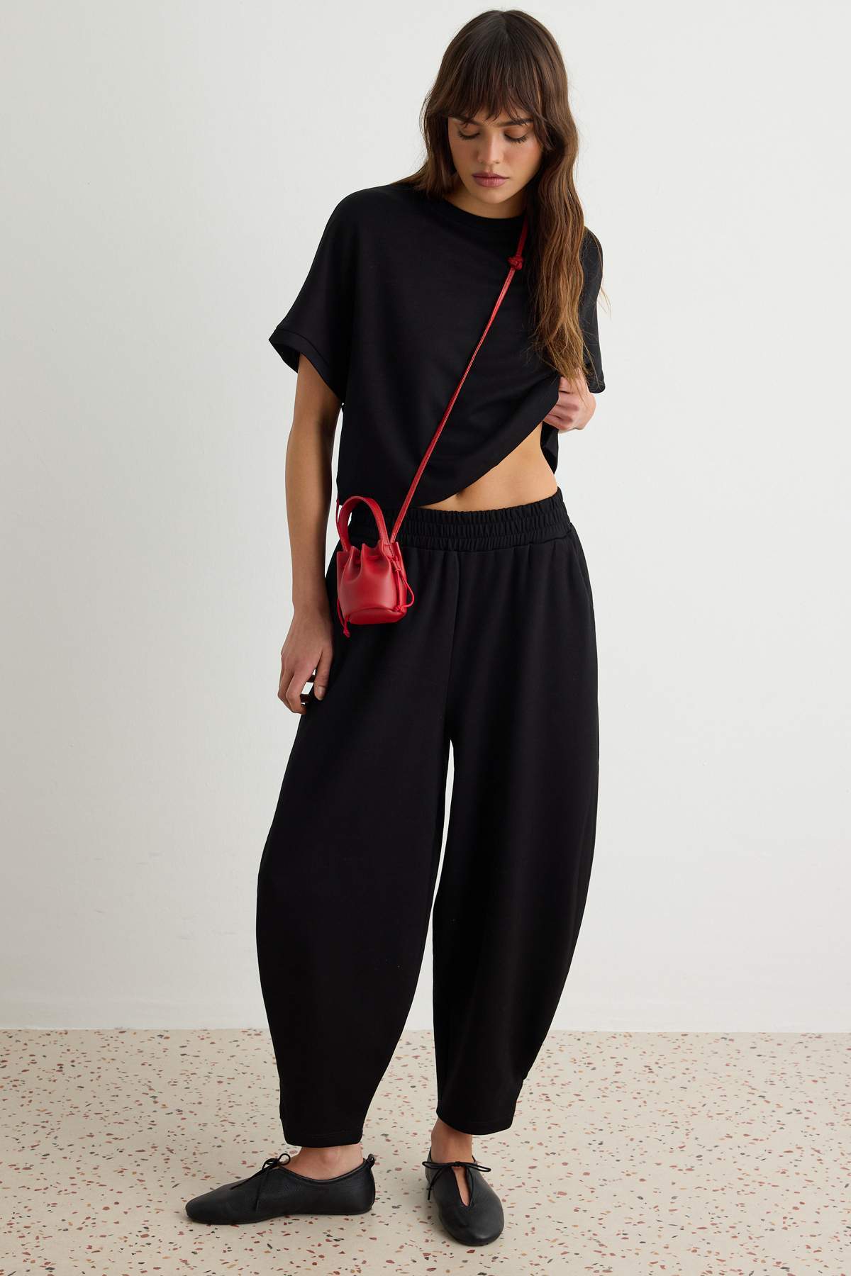 Trendyolmilla Siyah Oversize Dikiş Detaylı Dar Paça Soft/Yumuşak Dokunuşlu Örme Alt-Üst Takım TWOSS26AU00036
