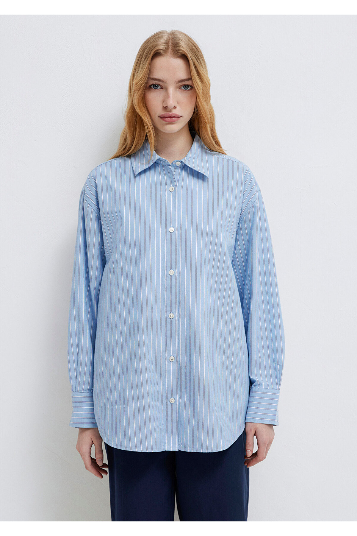 Çizgili Gömlek Oversize / Geniş Kesim 1211393-89326 — آبی — تصویر 4 از 8