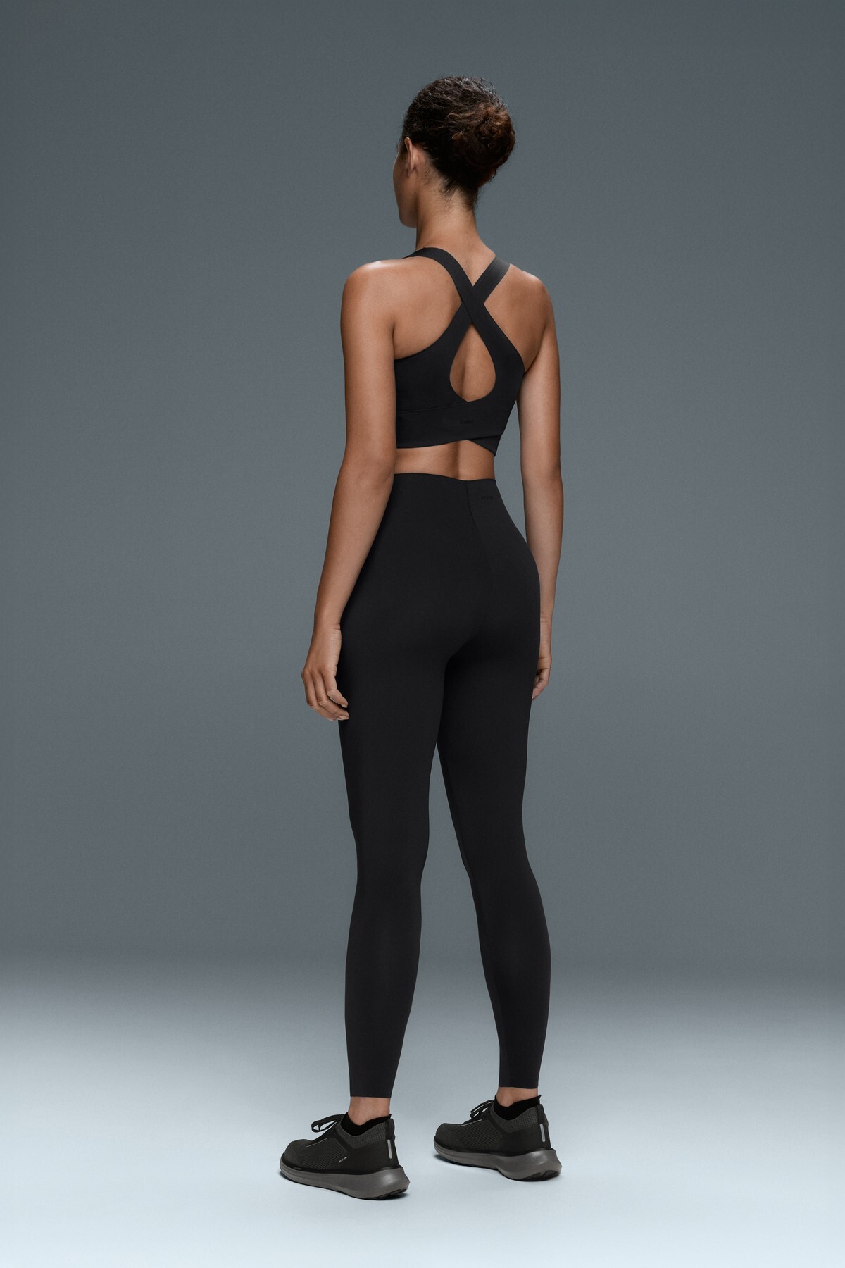 Oysho Kruvaze sırt dekolteli Light Touch tank top görsel 5