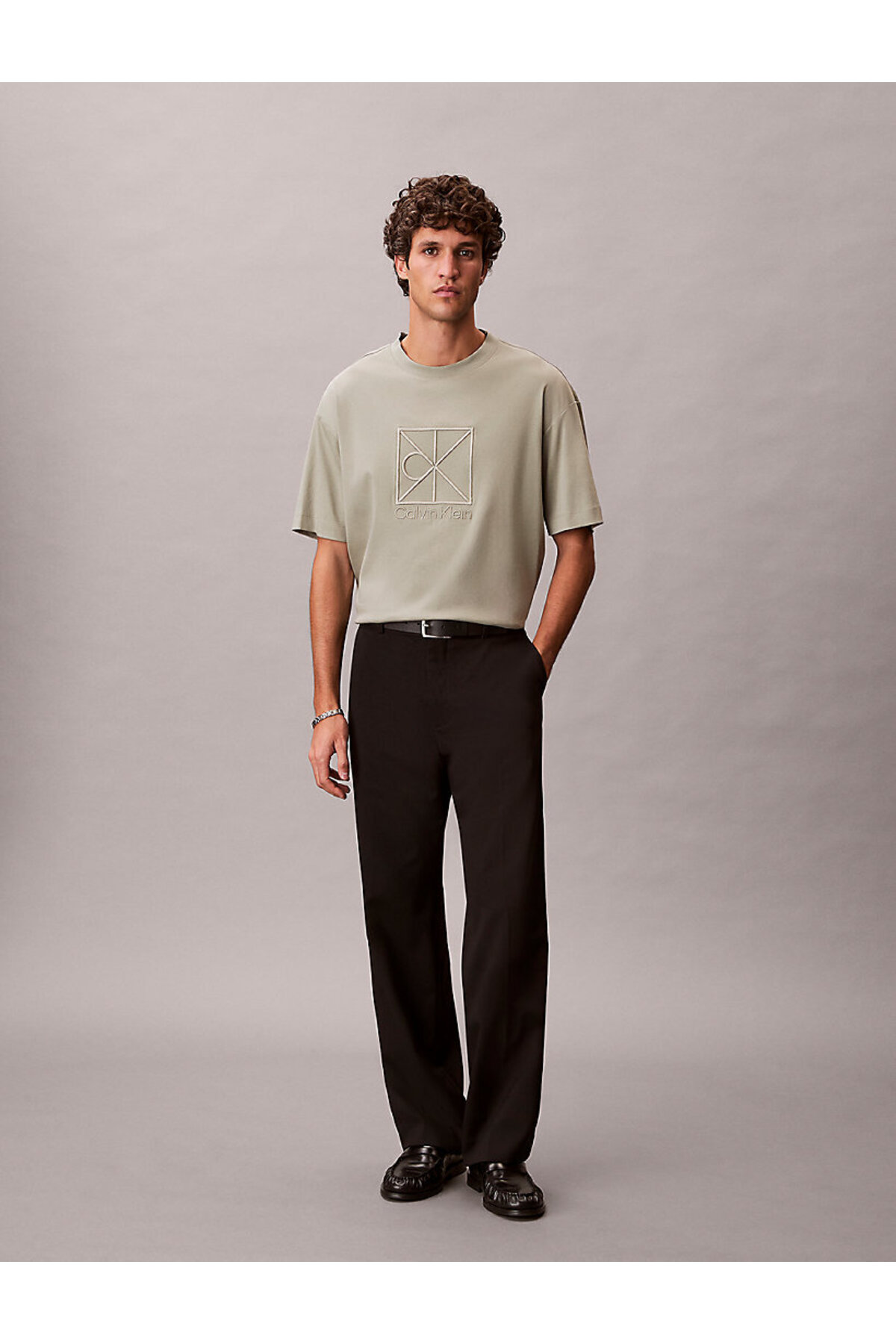 تیشرتمردانهCalvin Kleinخاکی تیشرتمردانهCalvin Kleinخاکی