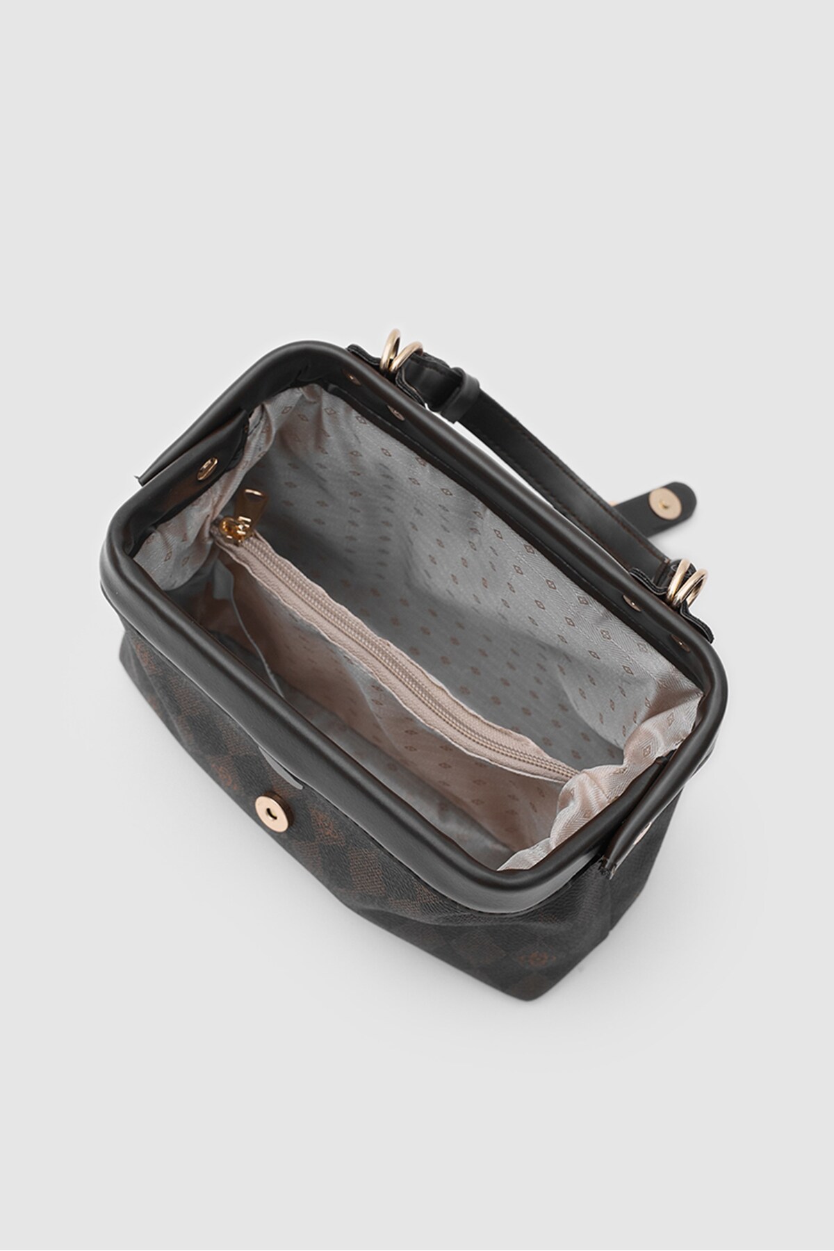 کیف دستی و دوشی بته مونوگرام وینتج رنگ قهوه‌ای تیره