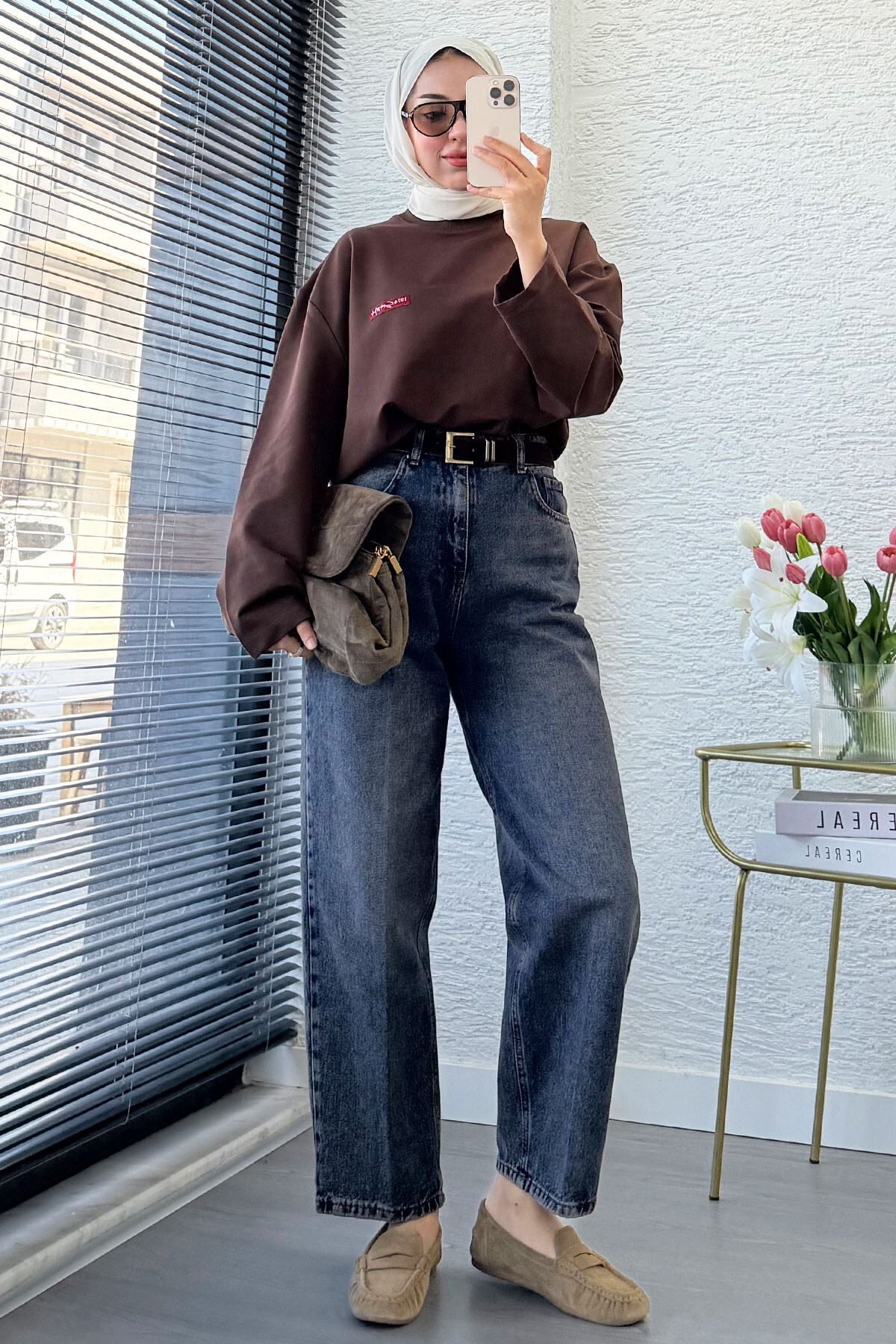 MELEK ARAZ Premium Mom Kesim Kemerli Kadın Jean Pantolon - Kahverengi görsel 3