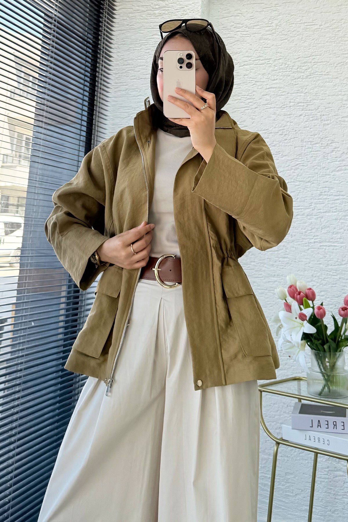 MELEK ARAZ Premium Belden Büzgülü Dik Yaka Kısa Trençkot - Yağ Yeşili görsel 2