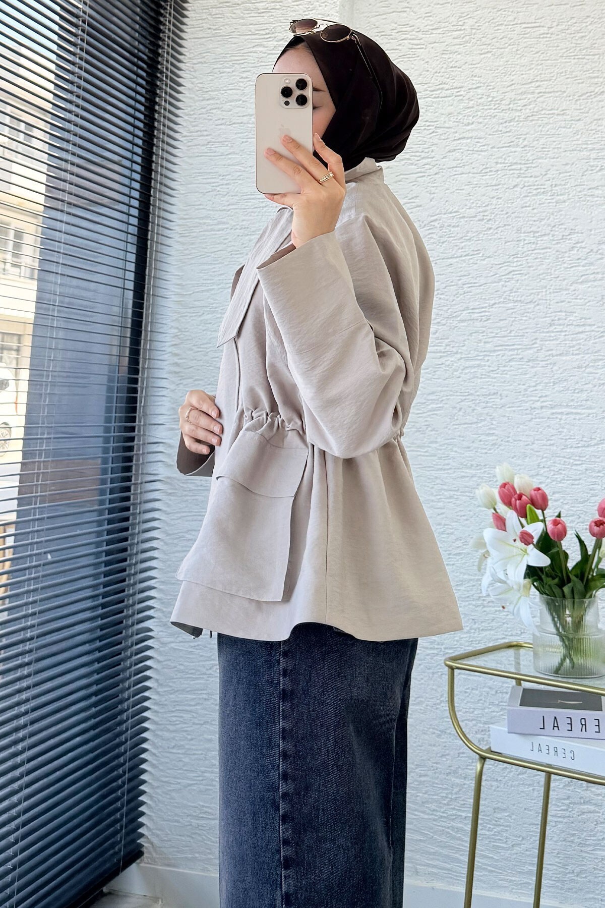 MELEK ARAZ Premium Belden Büzgülü Dik Yaka Kısa Trençkot - Taş görsel 8