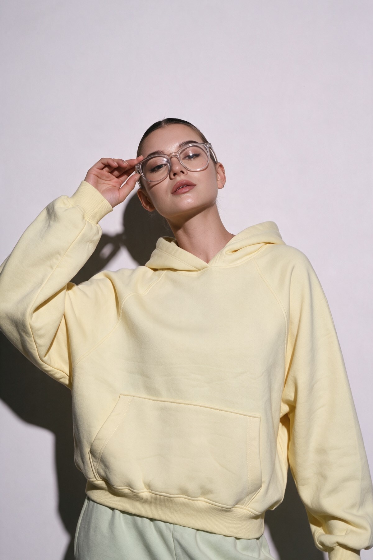 CrepTekstil Kadın Oversize Basic Hoodie Sweatshirt Açık Sarı, Kapüşonlu, Kanguru Cepli, 3 İplik Şardonlu Polar görsel 3