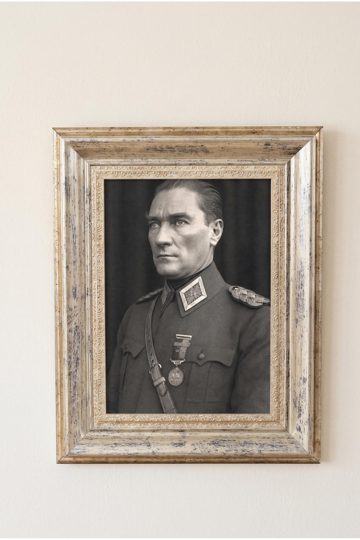 Atatürk Tablosu, Çerçeveli, Camlı, Ayaklı, Kaliteli Baskı Dekoratif Duvar ve Masaüstü Tablosu – Eskitme Fildişi Gri