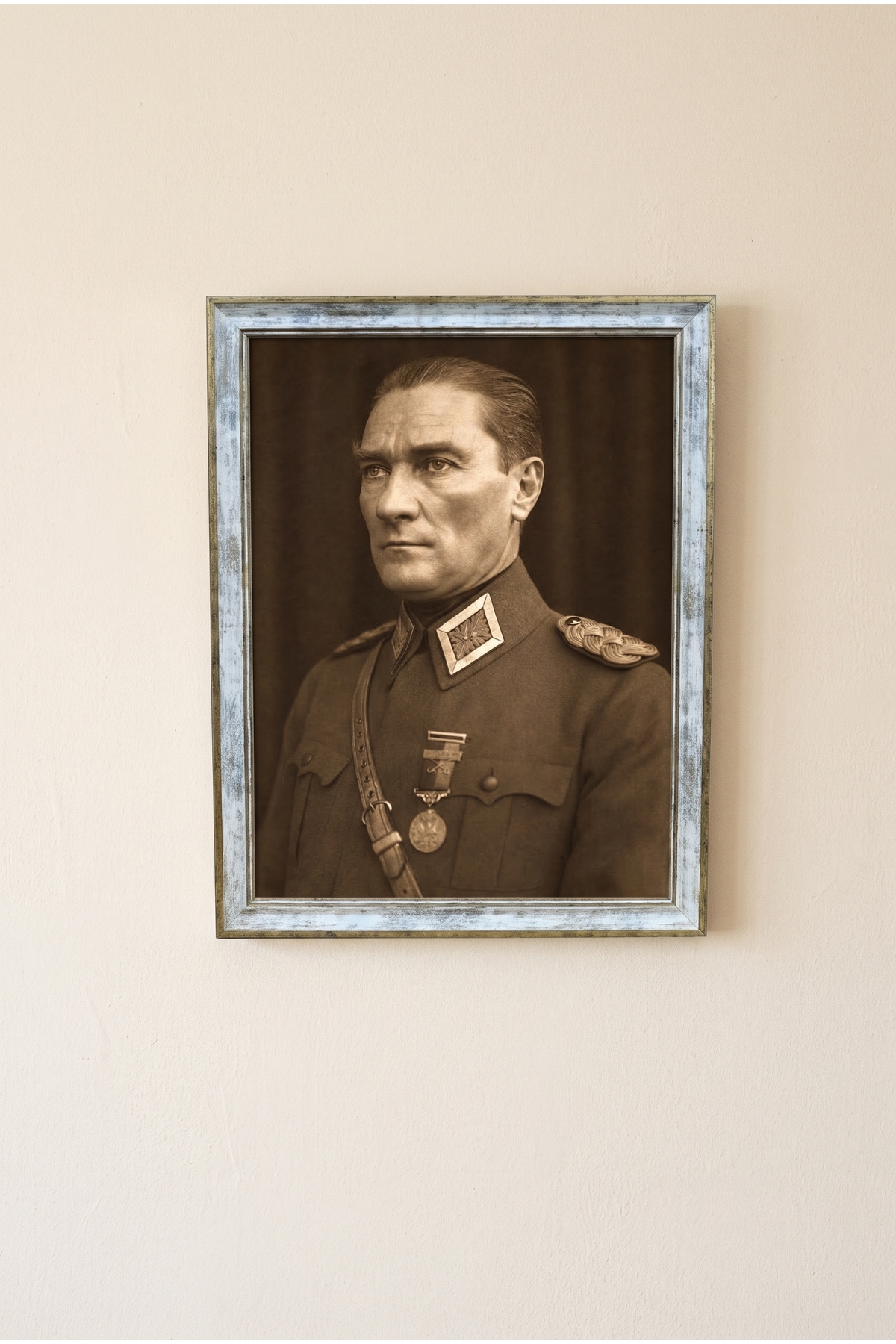 Atatürk Tablosu, Çerçeveli, Camlı, Ayaklı, Kaliteli Baskı Dekoratif Duvar ve Masaüstü Tablosu – Antik Desenli Altın