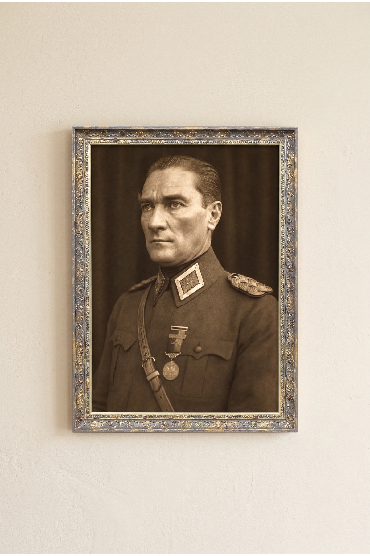 Atatürk Tablosu, Çerçeveli, Camlı, Ayaklı, Kaliteli Baskı Dekoratif Duvar ve Masaüstü Tablosu – Çiçekli Altın