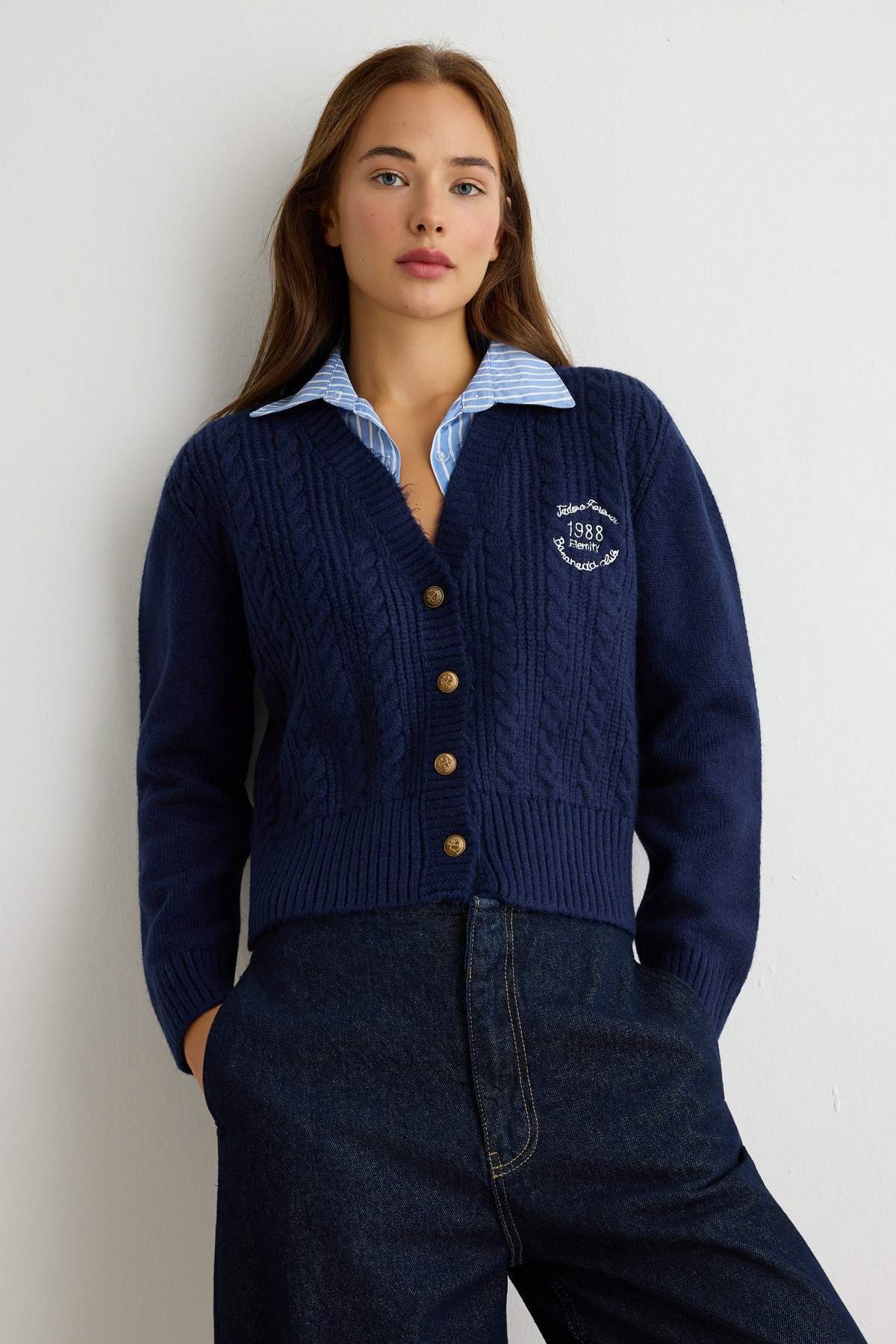 Trendyolmilla Lacivert Yumuşak Dokulu Garnili Gömlek Yaka Saç Örgü Crop Triko Hırka TWOAW27HI00137
