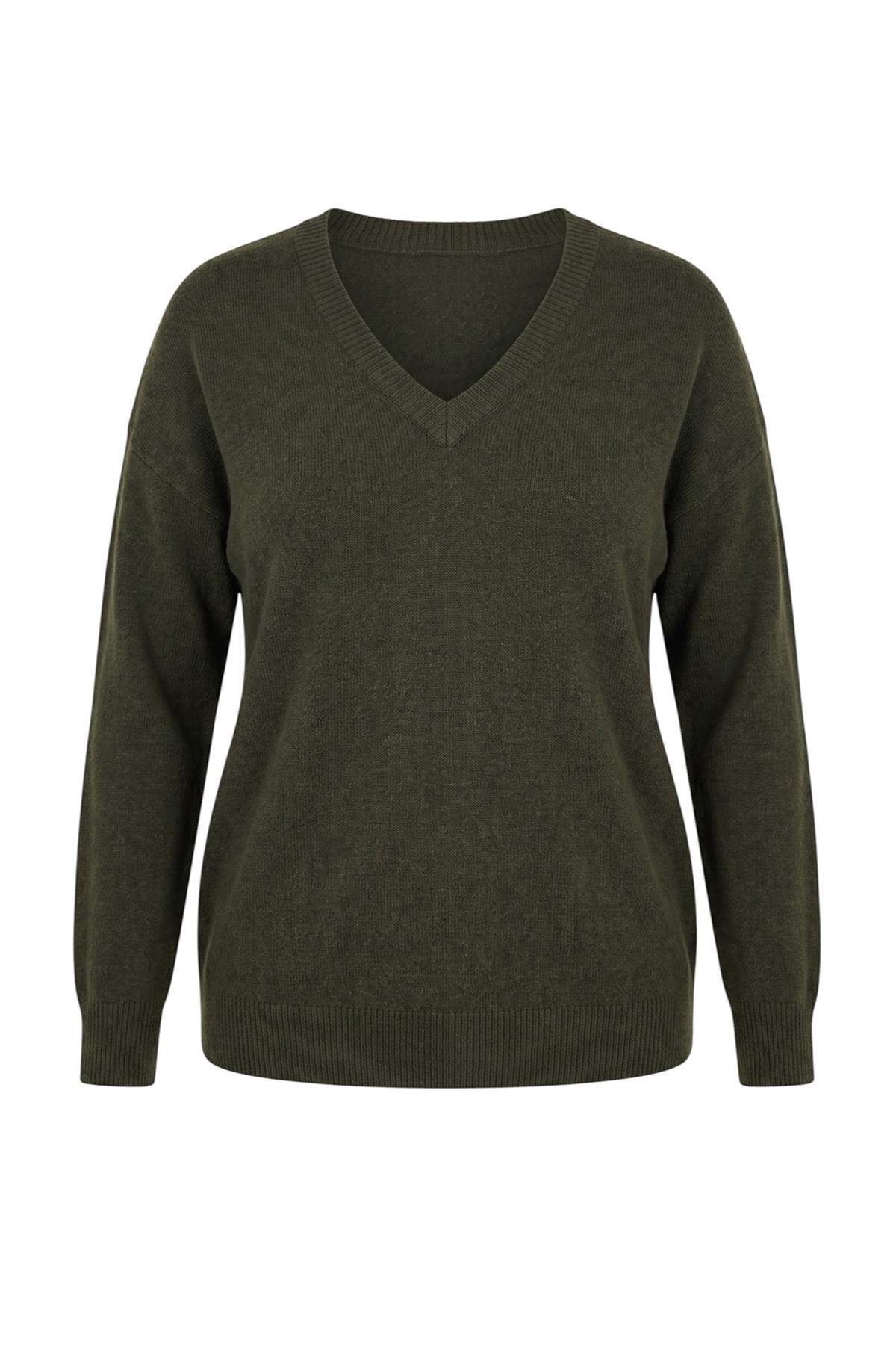 Trendyolmilla Curve Wardrobe Essentials Haki V Yaka %100Yünlü Büyük Beden Triko Kazak TBBAW27AN00037