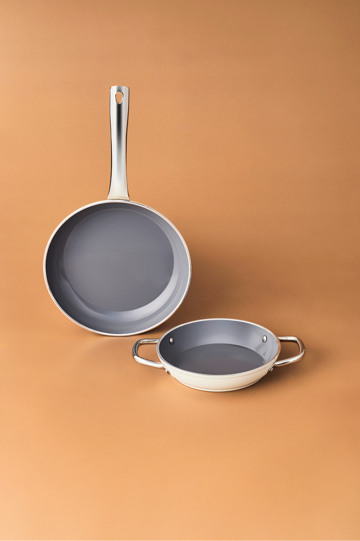 x Refika Swiss Crystal Metal Kulplu 0 Yağ İle Yanmaz Yapışmaz Tava Sahan Set Creamy