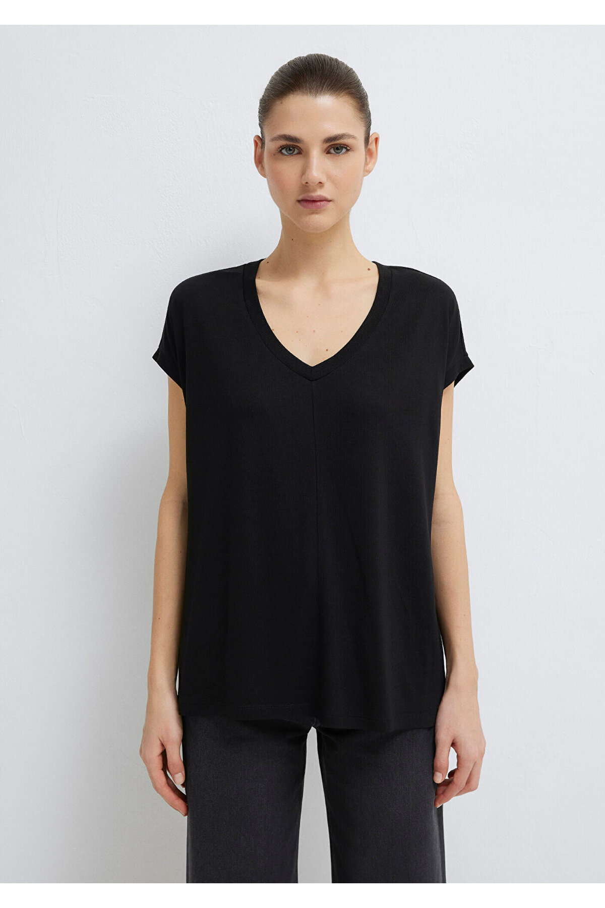 Mavi V Yaka Siyah Basic Viskoz Tişört Loose Fit / Bol Rahat Kesim 166449-900 görsel 3