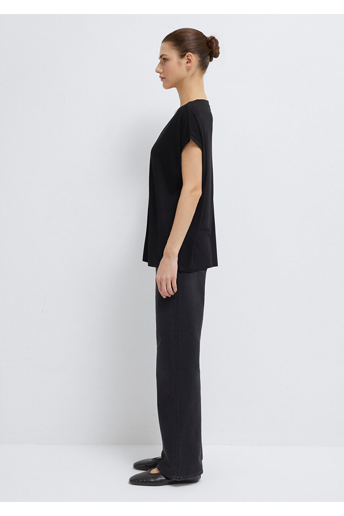 Mavi V Yaka Siyah Basic Viskoz Tişört Loose Fit / Bol Rahat Kesim 166449-900 görsel 4