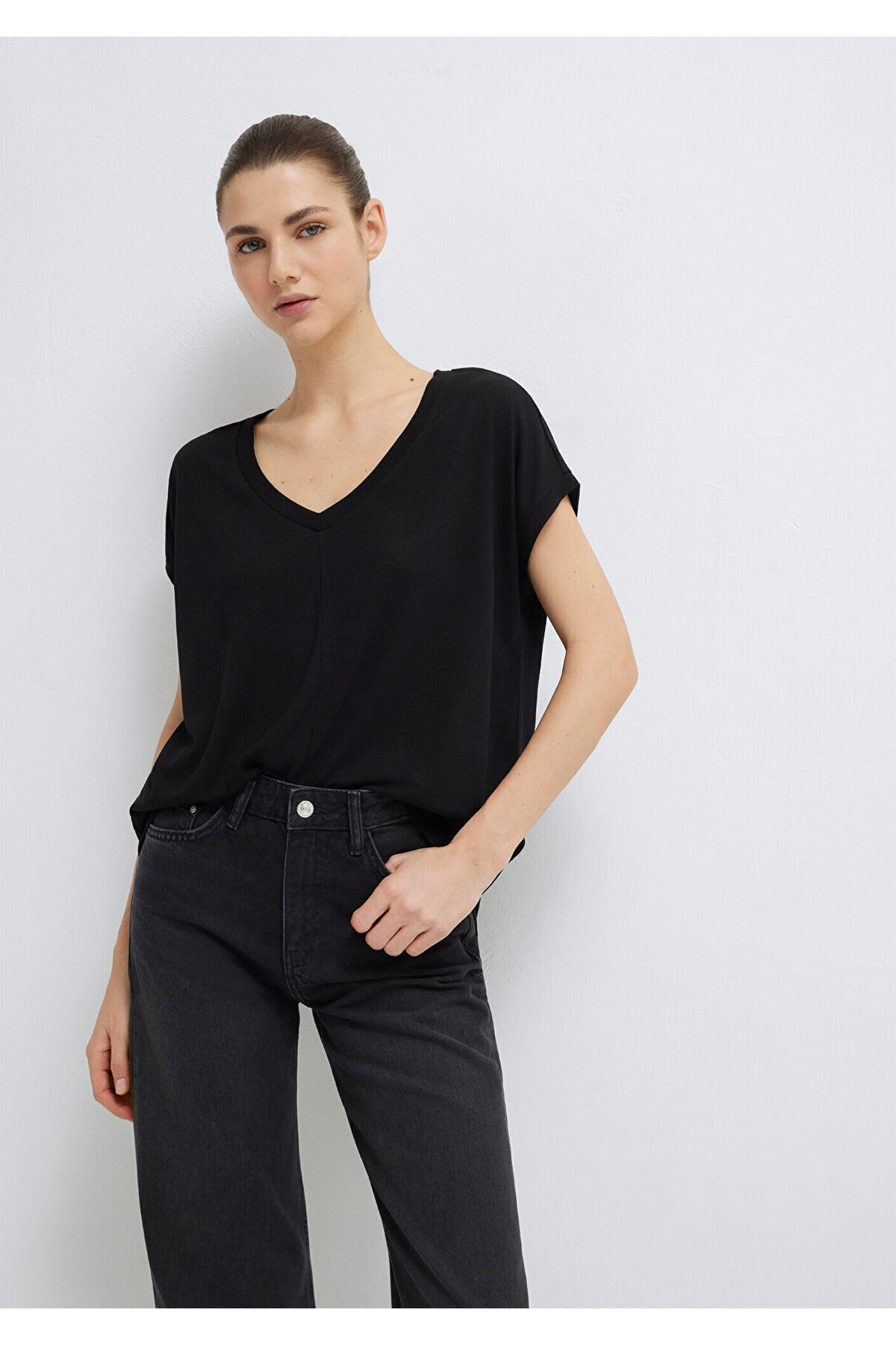 Mavi V Yaka Siyah Basic Viskoz Tişört Loose Fit / Bol Rahat Kesim 166449-900 görsel 2
