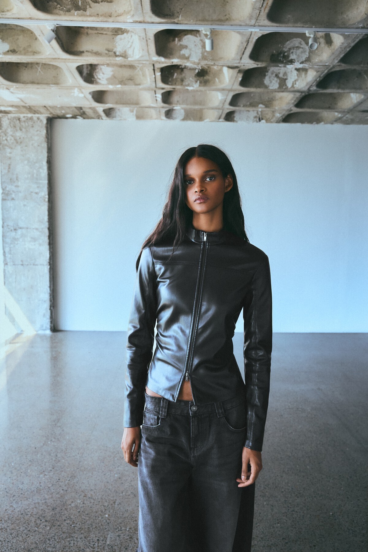 Bershka Fermuarlı dar kesim suni deri gömlek