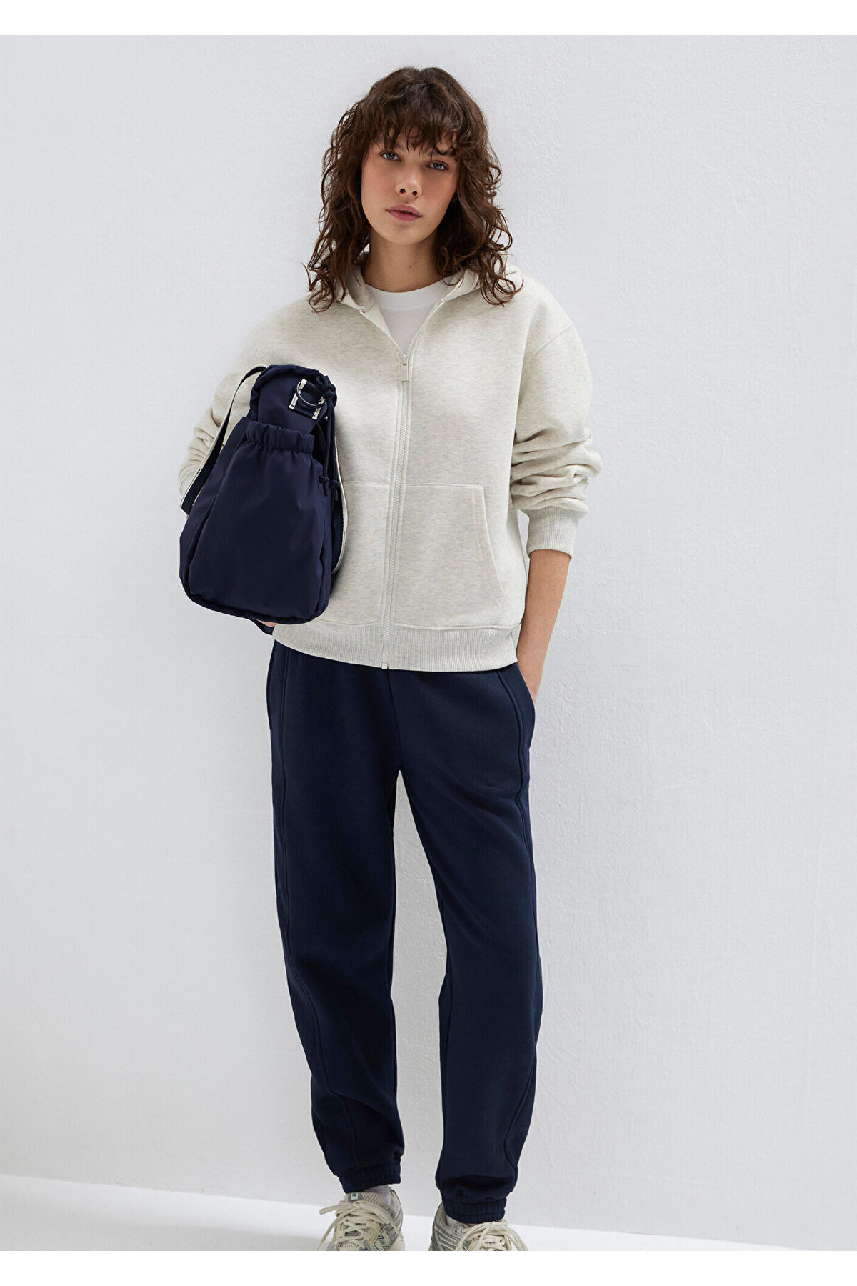 Mavi Logo Nakış Detaylı Kapüşonlu Bej Sweatshirt 1S10532-85576