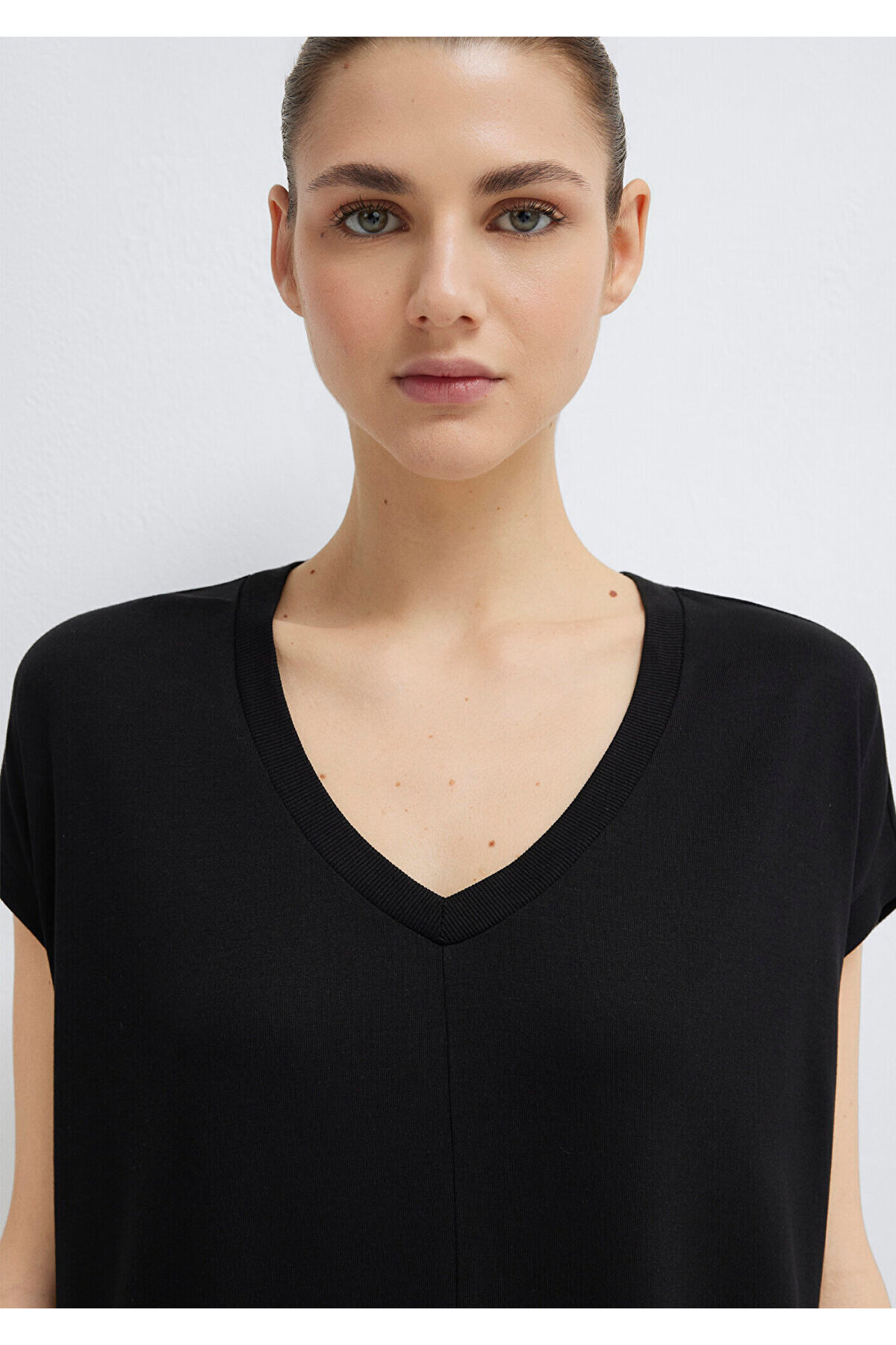 Mavi V Yaka Siyah Basic Viskoz Tişört Loose Fit / Bol Rahat Kesim 166449-900 görsel 6