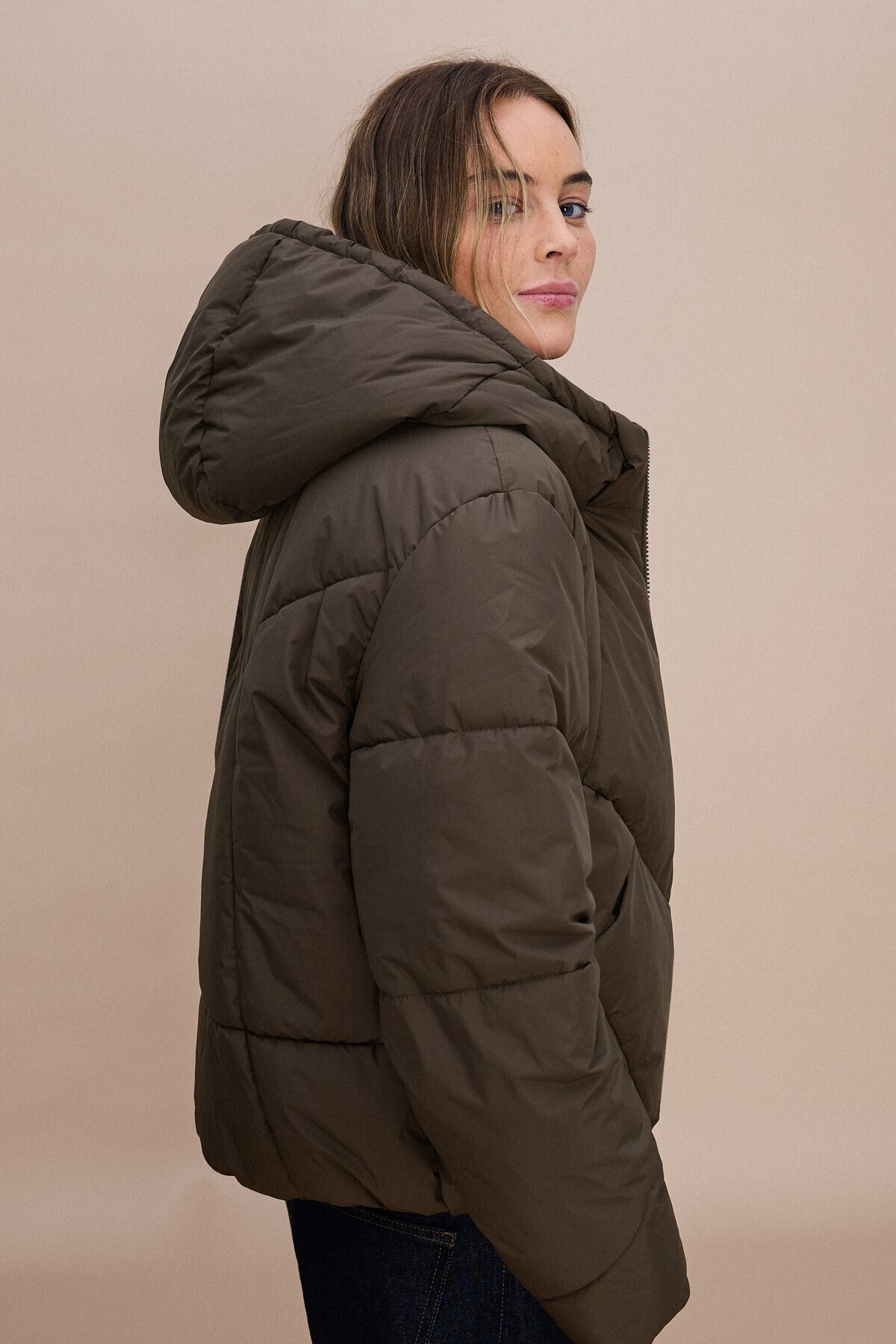 Bershka Kapüşonlu şişme mont görsel 4