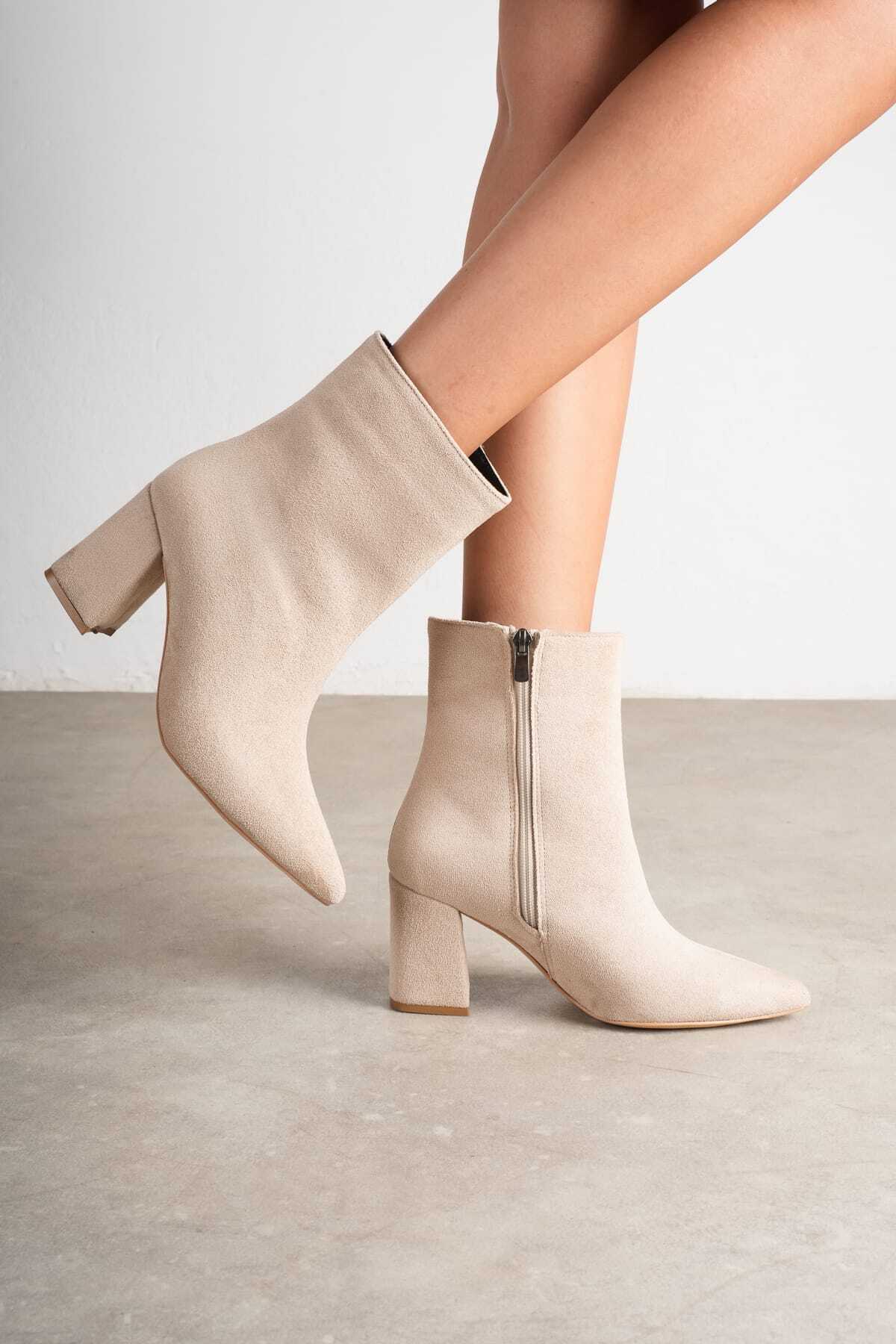 GÜZEL SHOES Lenaa Bej Süet Büzgülü Tak-Çıkar Aparatlı Sivri Burun Topuklu Çizme Bot Fermuarlı Kadın Ayakkabı görsel 2