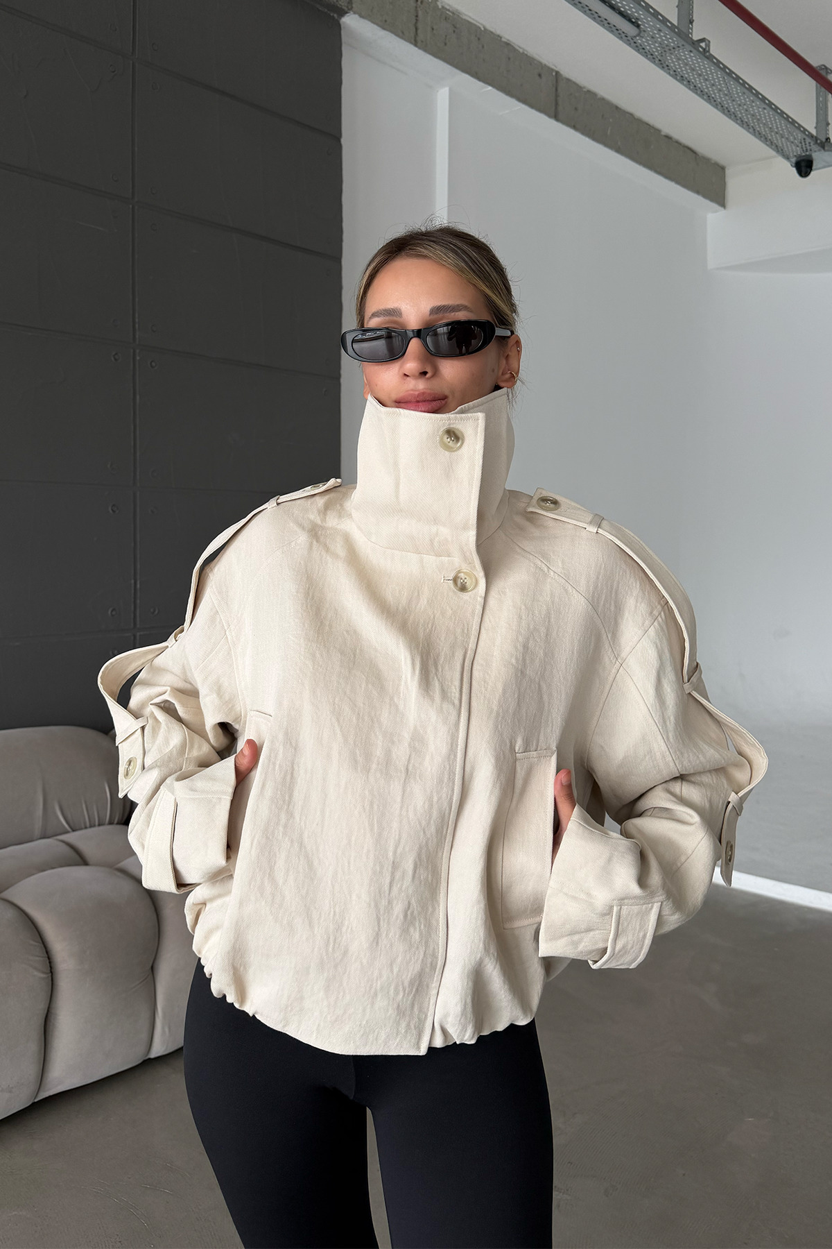 MANMARK Kadın Oversize Yüksek Yaka Trençkot Ceket, Düğmeli Kol Şerit Detaylı