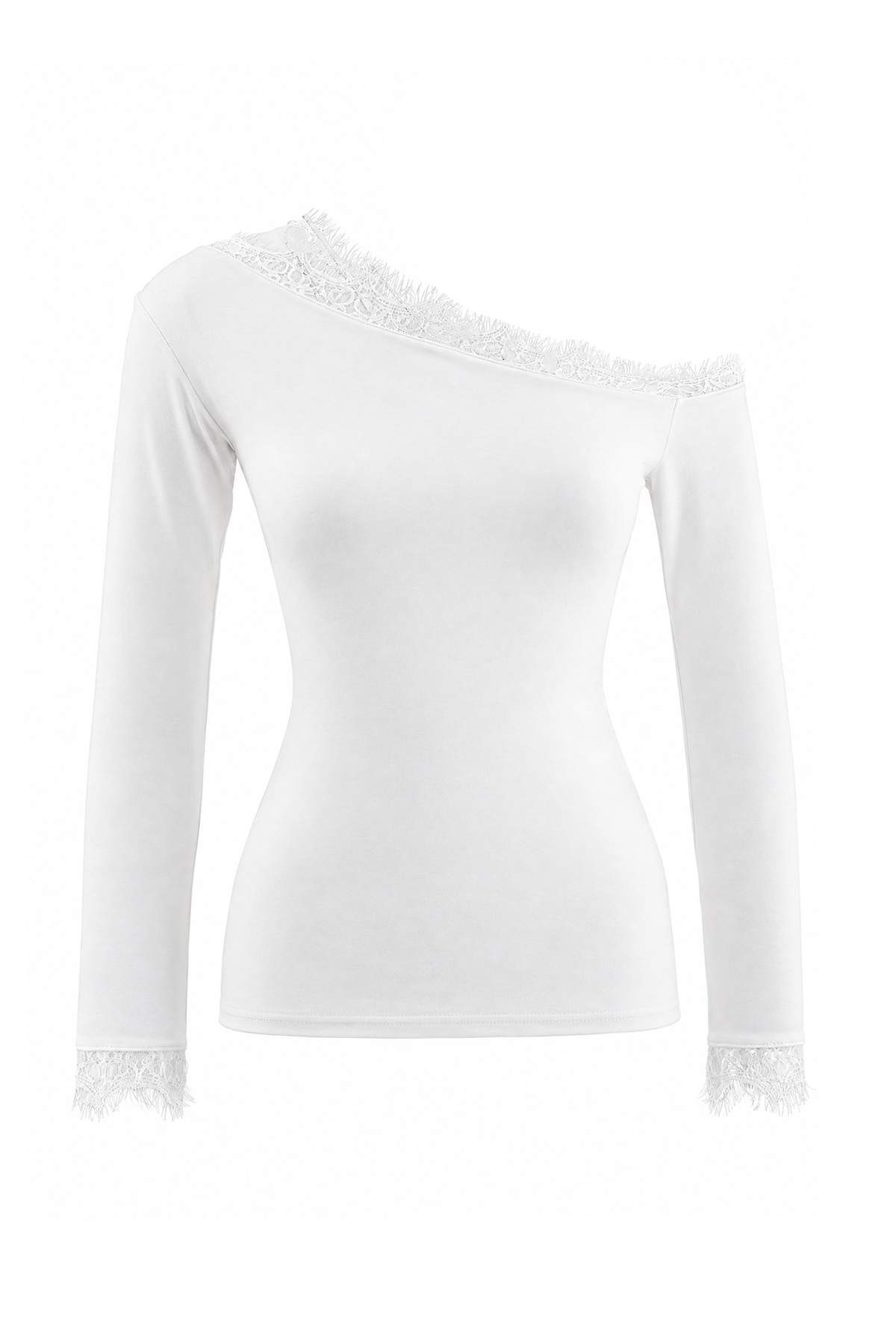 Trendyolmilla Ekru Fitted/Vücuda Oturan Asimetrik Yaka Uzun Kollu Dantel Detaylı Tül Örme Bluz TWOSS26BZ00662