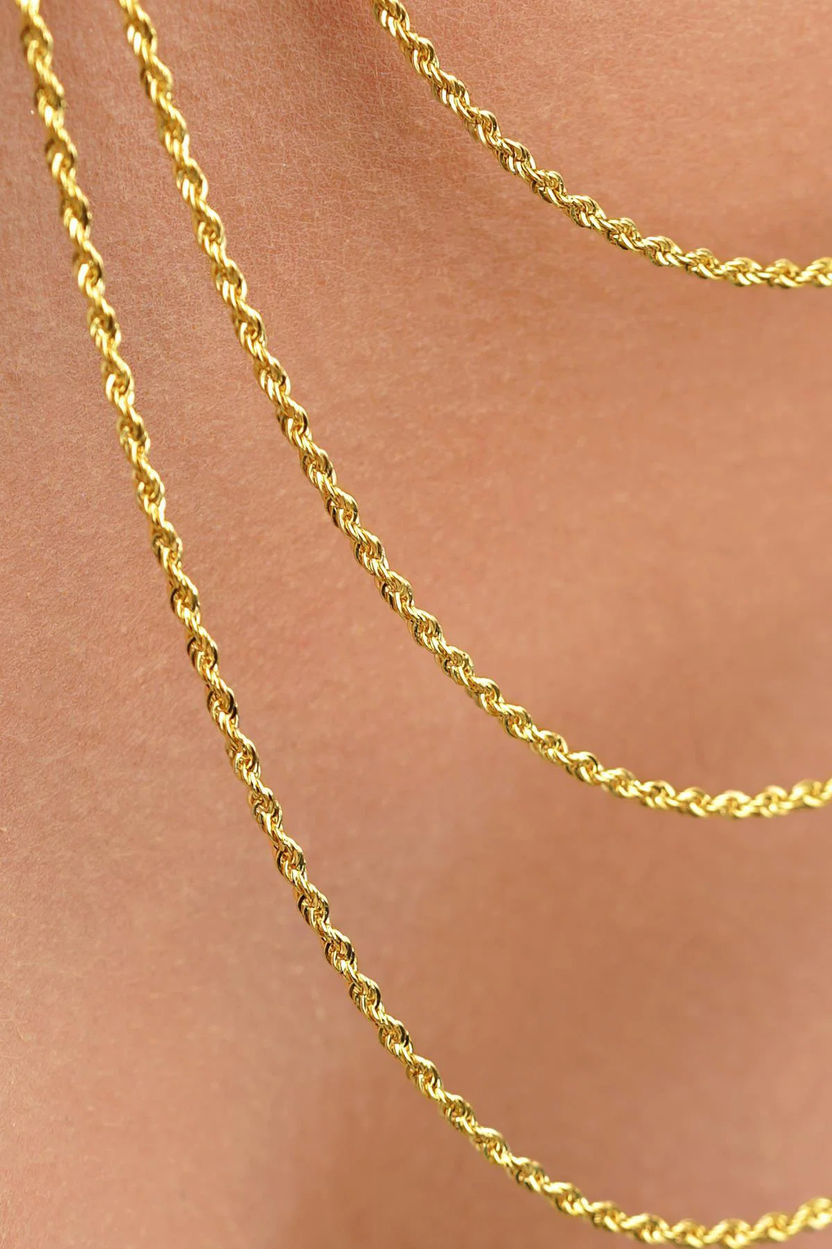گردنبند زنجیری پیچ‌دار طلای 14 عیار با ضخامت 1.50 mm - جزئیات طلایی در پیچ زنجیر