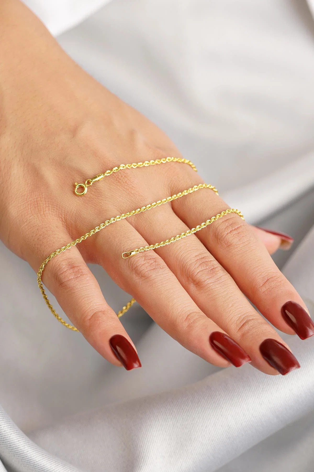 گردنبند زنجیری پیچ‌دار طلای 14 عیار با ضخامت 1.50 mm - جزئیات طلایی در پیچ زنجیر