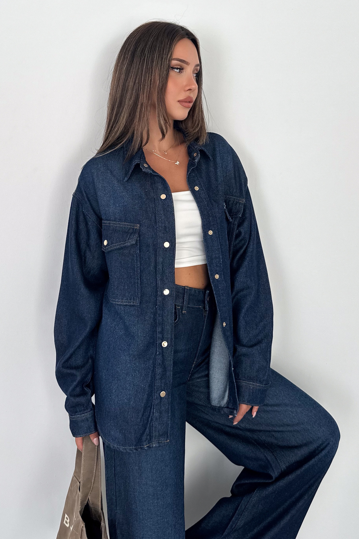 HLT JEANS Kadın Koyu Mavi Oversize Cepli Düğmeli %100 Tencel Kot Gömlek (2 Beden Küçük Alın) SOFİA-6004