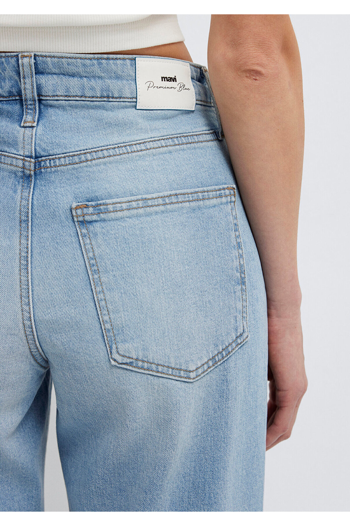Mavi Leila Premium Blue Gölgeli Açık Jean Pantolon 1010600-A1573 görsel 8