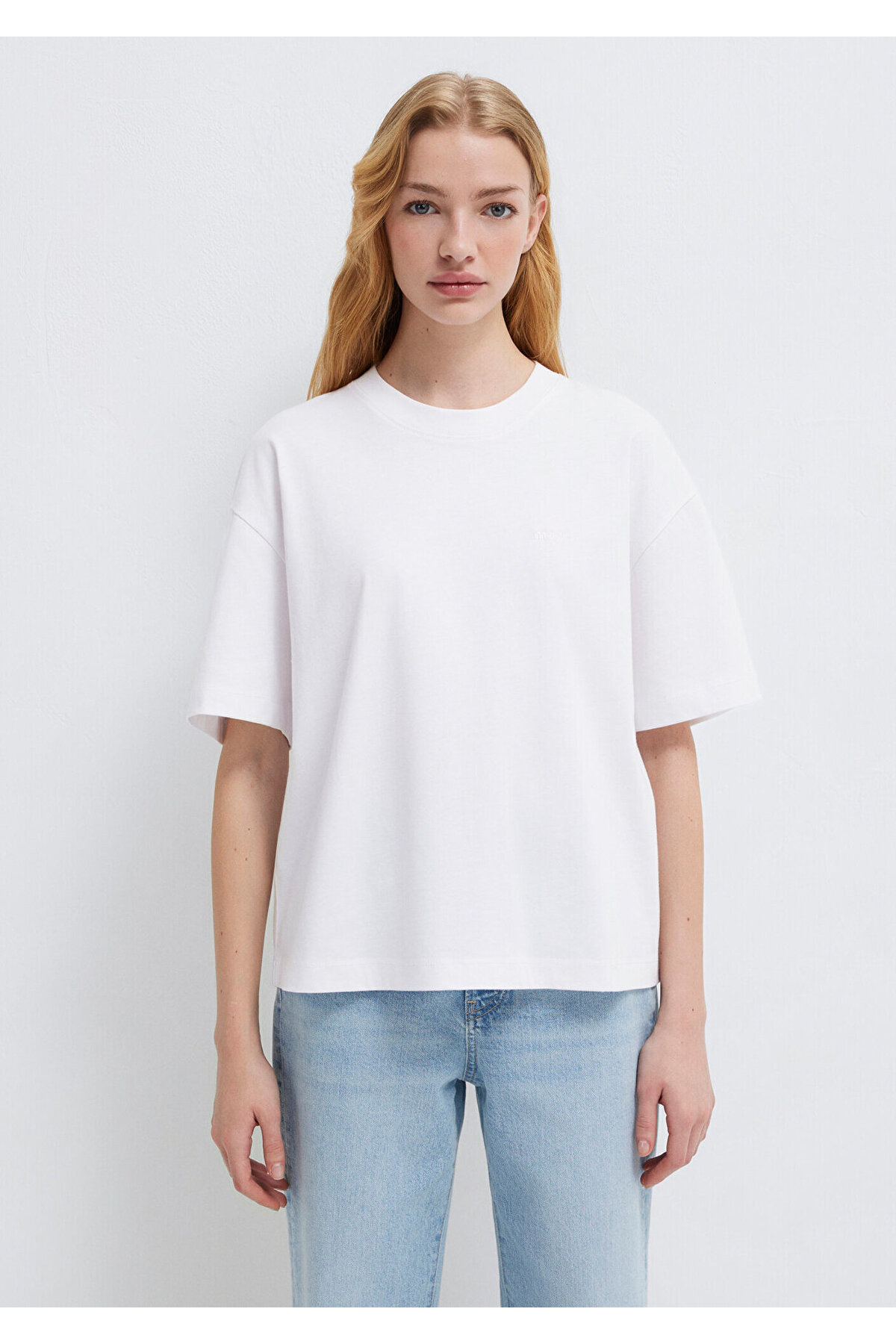 Mavi Nakışlı Beyaz Basic Tişört Loose Fit / Bol Rahat Kesim 1613225-620 görsel 4