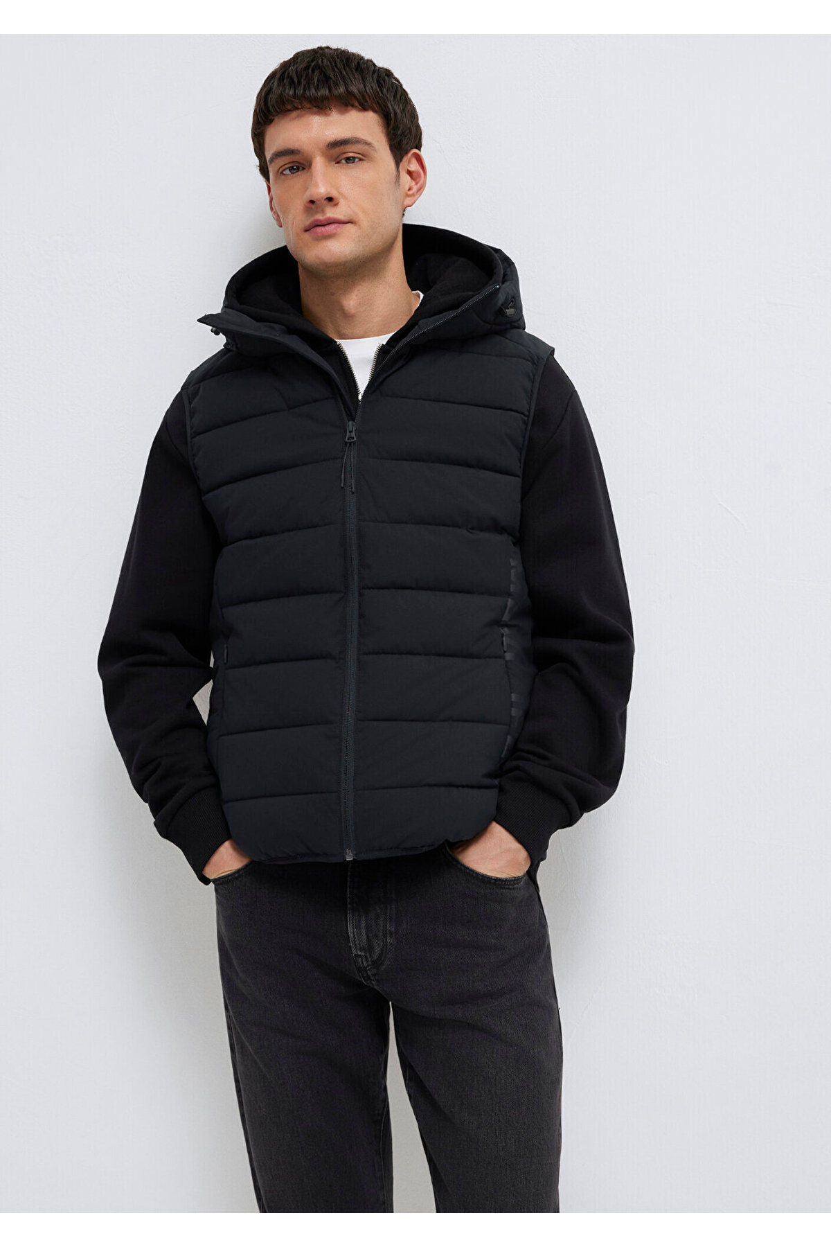 Mavi Jeans Detaylı Kapüşonlu Siyah Şişme Yelek Regular Fit / Normal Kesim 0110554-900 görsel 2