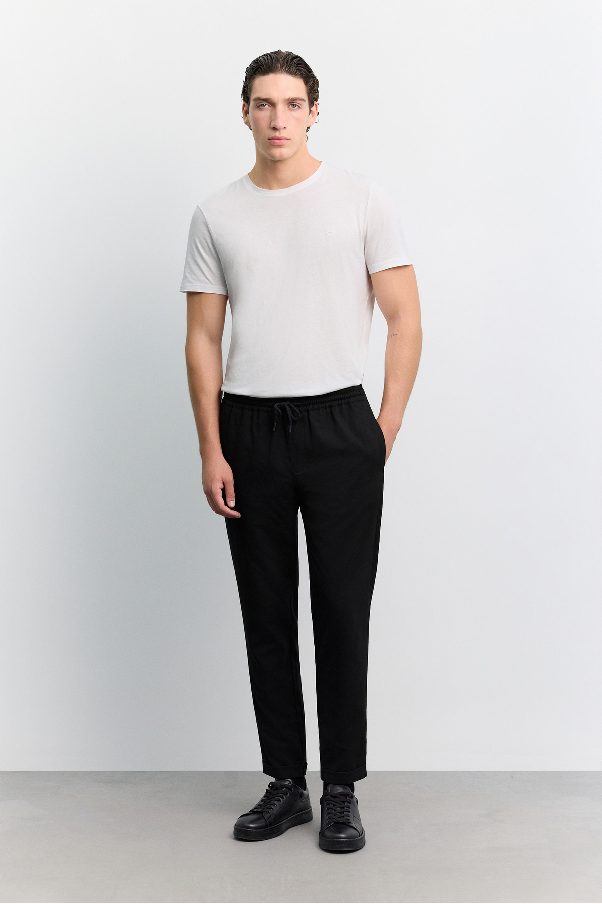 Avva Erkek Siyah Beli Lastikli Bağcıklı Duble Paça Jogger Relaxed Fit Pantolon E003000