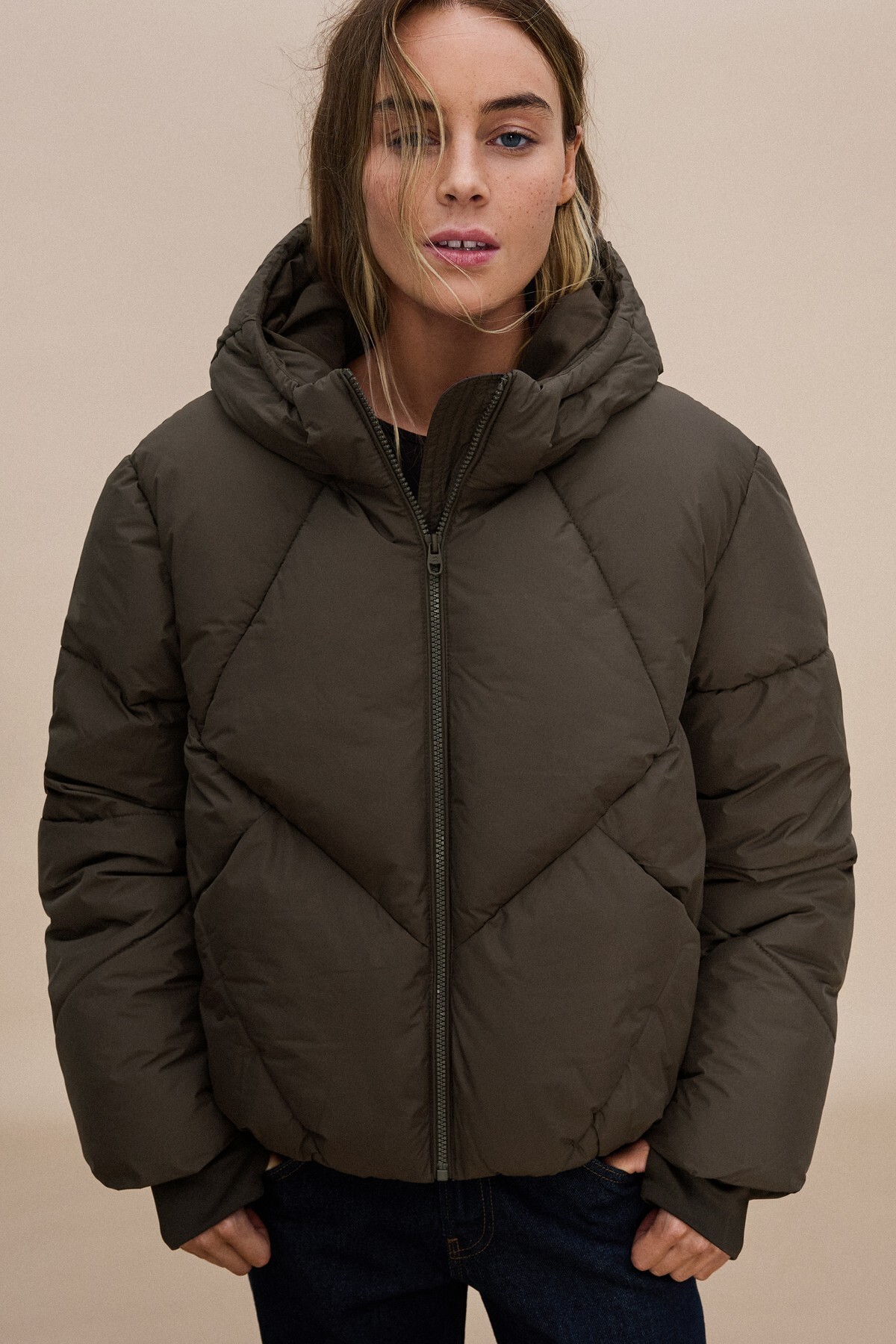 Bershka Kapüşonlu şişme mont görsel 5