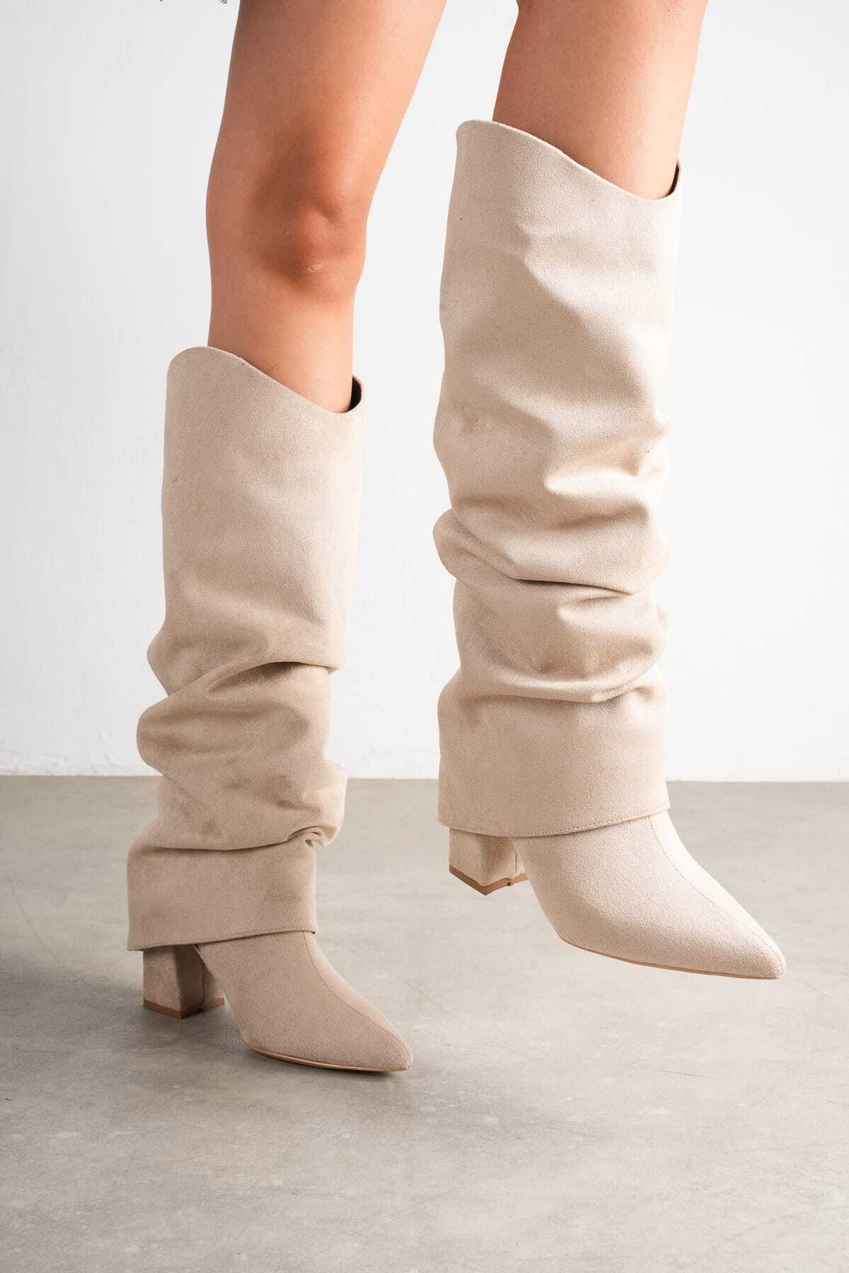 GÜZEL SHOES Lenaa Bej Süet Büzgülü Tak-Çıkar Aparatlı Sivri Burun Topuklu Çizme Bot Fermuarlı Kadın Ayakkabı görsel 4