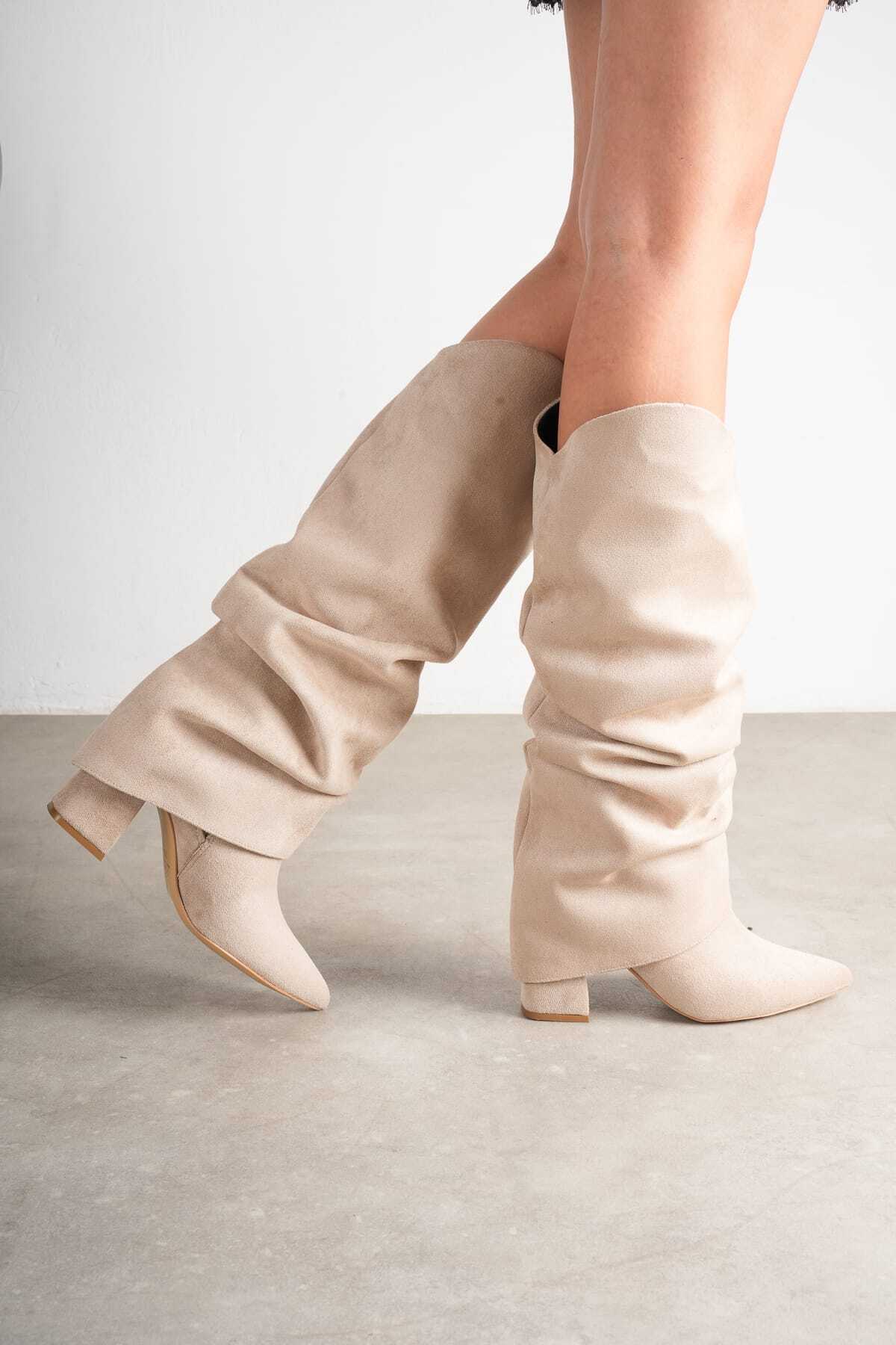 GÜZEL SHOES Lenaa Bej Süet Büzgülü Tak-Çıkar Aparatlı Sivri Burun Topuklu Çizme Bot Fermuarlı Kadın Ayakkabı