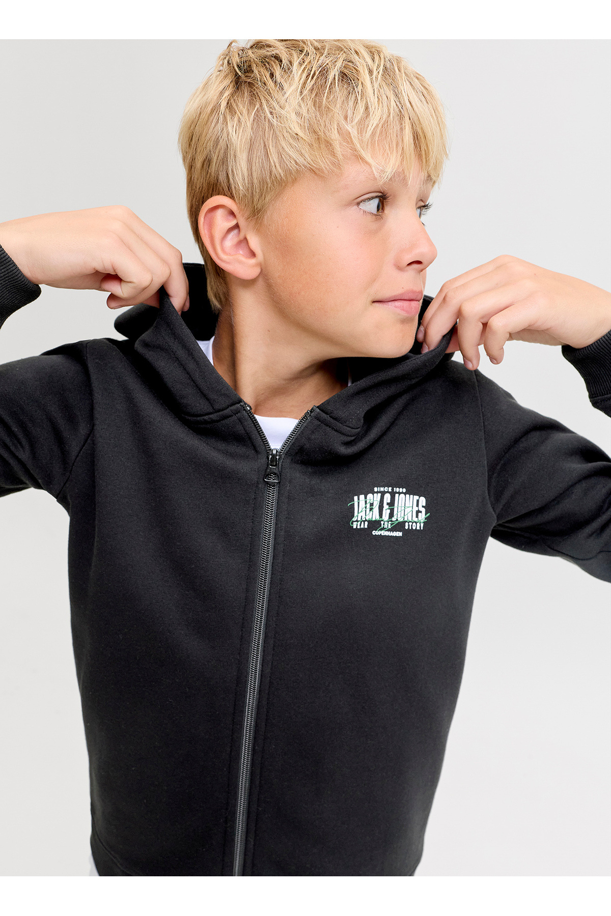 سویشرت طرح‌دار پسرانه مشکی کد ۱۲۲۹۹۵۴۸ JJAERO SWEAT ZIP HOOD JNR جک اند جونز سویشرت Jack & Jones