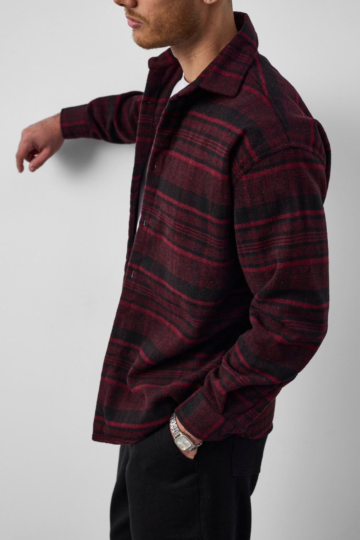 پیراهن مردانه راه راه پهن نخی Brandon Relaxed Fit - بورگوندی — زرشکی G100106 — تصویر 7 از 8