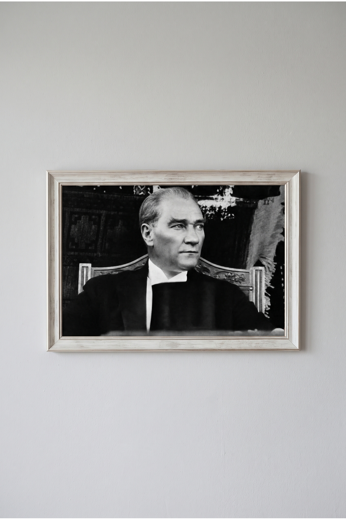Atatürk Tablosu, Çerçeveli, Camlı, Ayaklı, Kaliteli Baskı Dekoratif Duvar ve Masaüstü Tablosu – Antik Gümüş