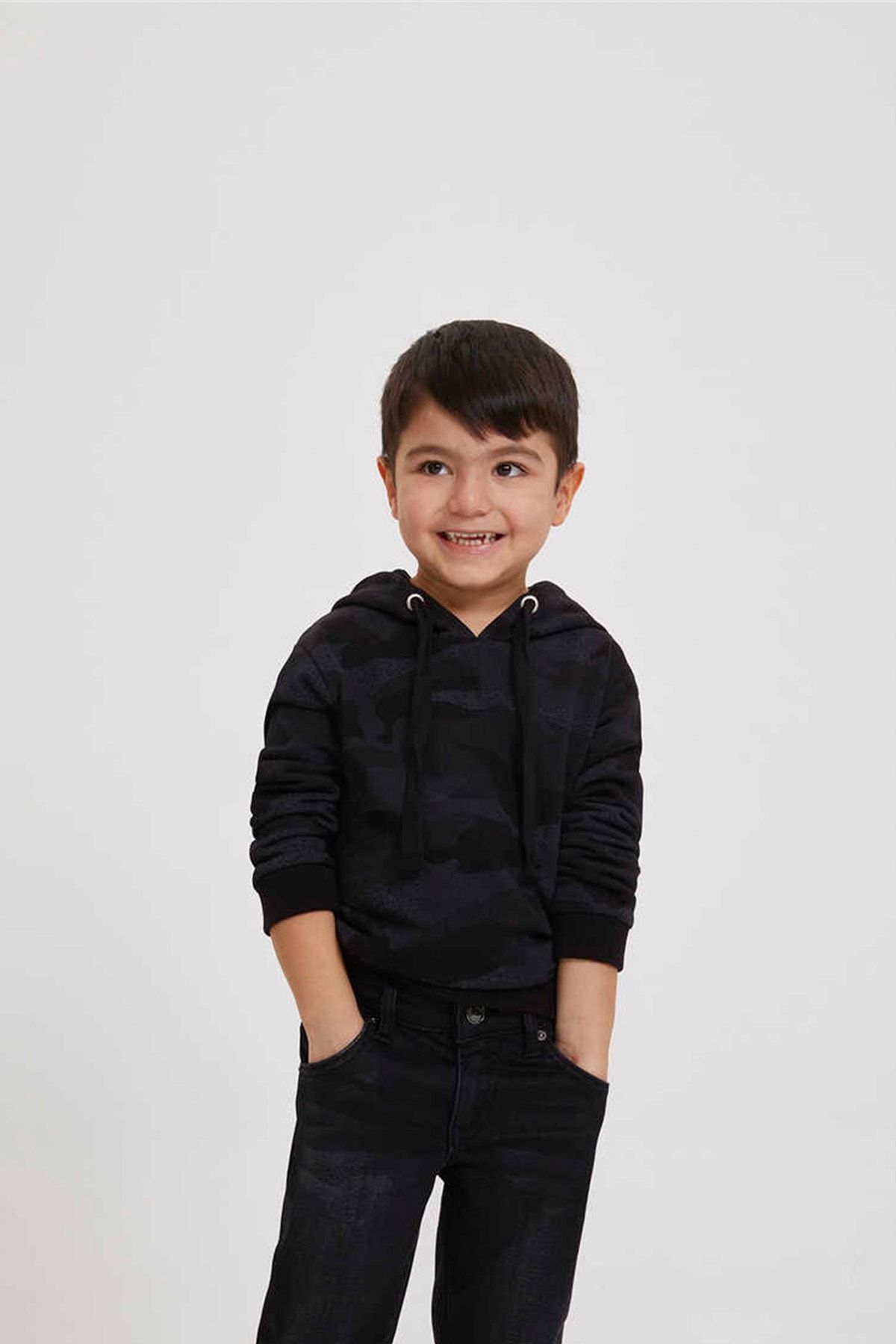جلد فکسون پسر. سویشرت مشکی استتار 201 LCB 241003 Lee Cooper
