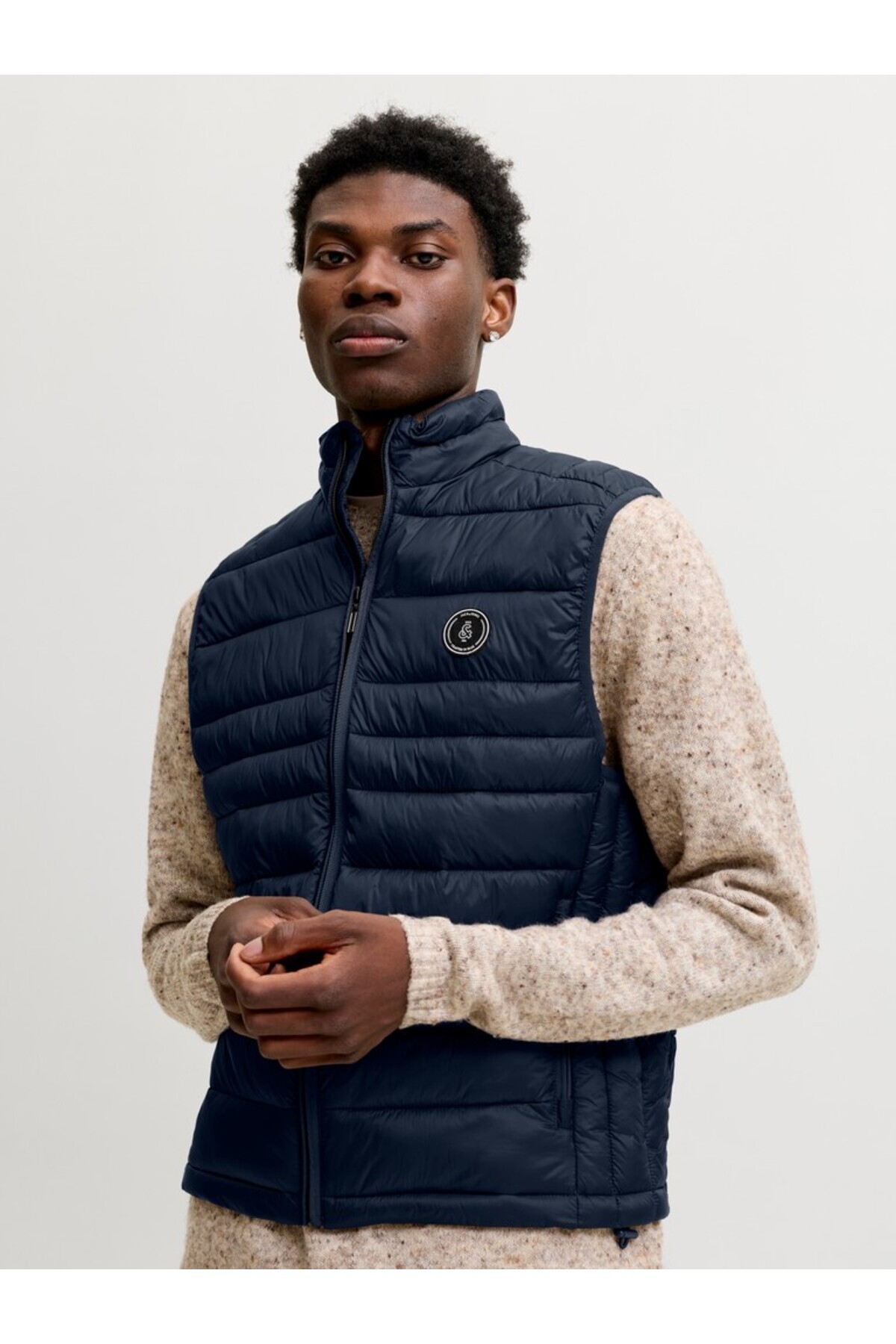 جلیقه پفی مردانه جک جونز مدل Emblem کد ۱۲۲۹۸۸۷۰ جک اند جونز جلیقه Jack & Jones