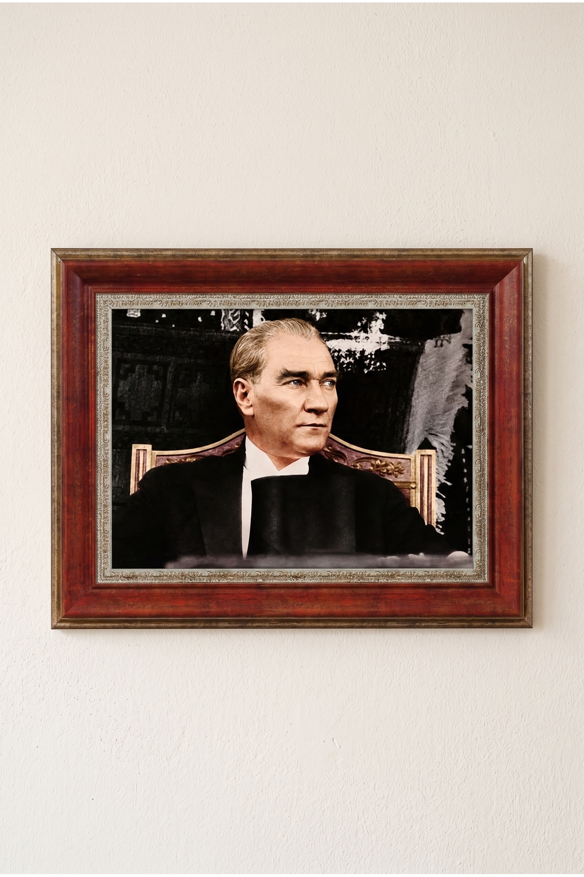 Atatürk Tablosu, Çerçeveli, Camlı, Ayaklı, Kaliteli Baskı Dekoratif Duvar ve Masaüstü Tablosu – Maun Kırmızısı