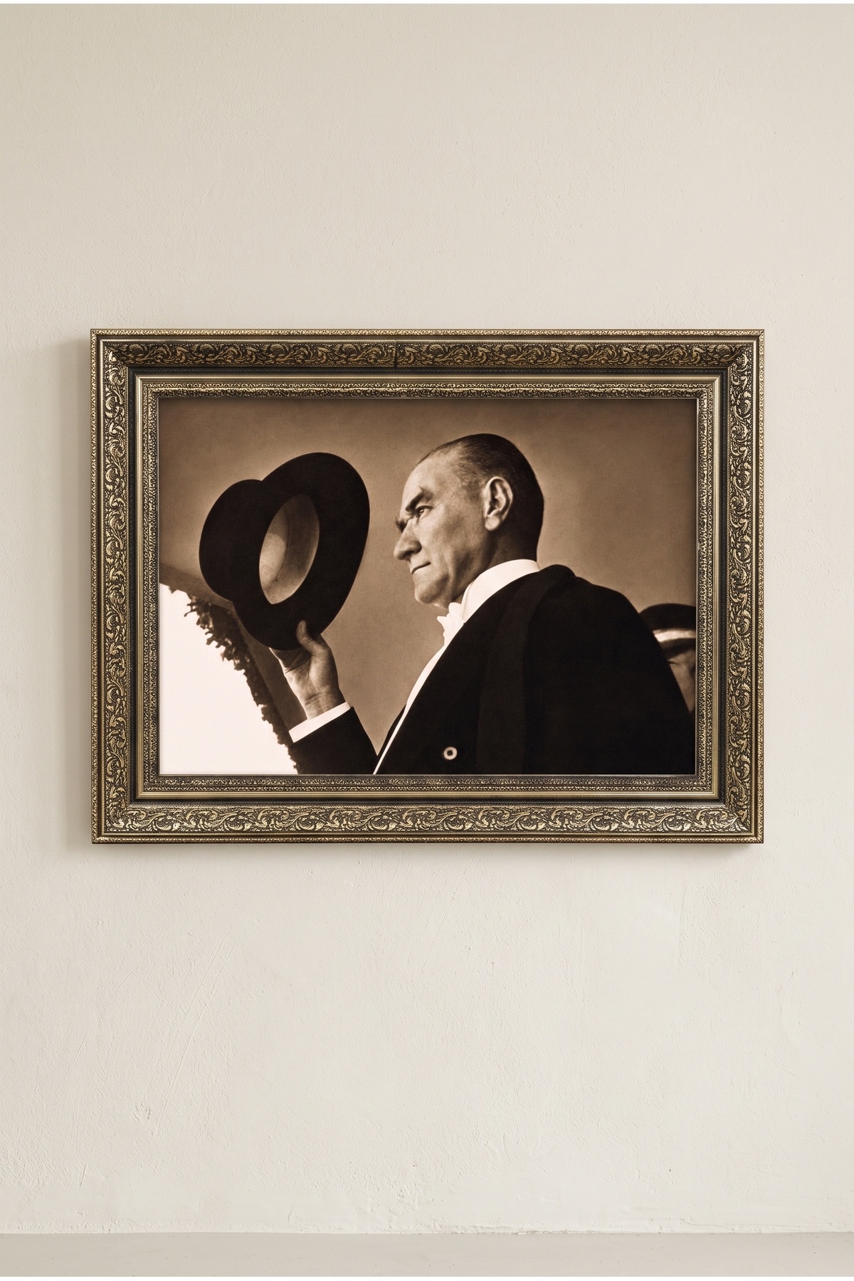 Atatürk Tablosu, Çerçeveli, Camlı, Ayaklı, Kaliteli Baskı Dekoratif Duvar ve Masaüstü Tablosu – Varaklı Altın
