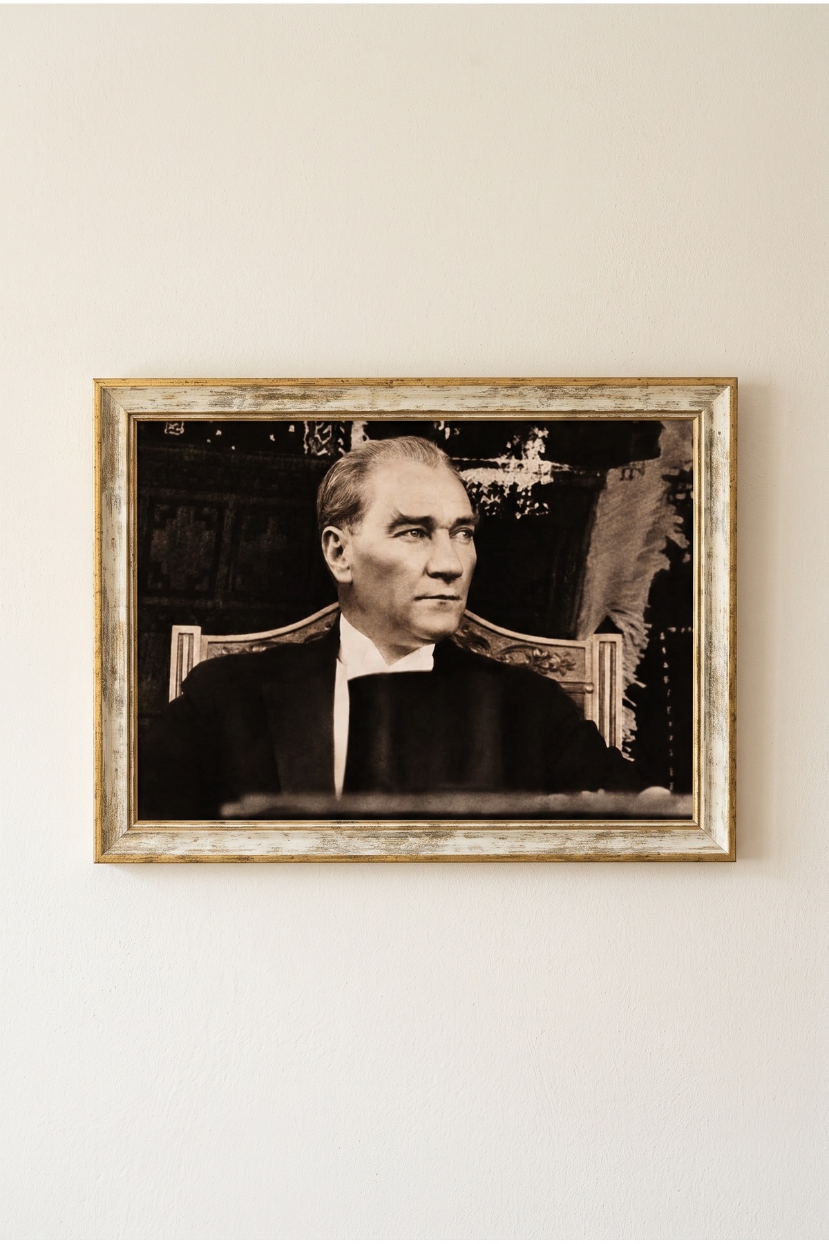 Atatürk Tablosu, Çerçeveli, Camlı, Ayaklı, Kaliteli Baskı Dekoratif Duvar ve Masaüstü Tablosu – Antik Altın